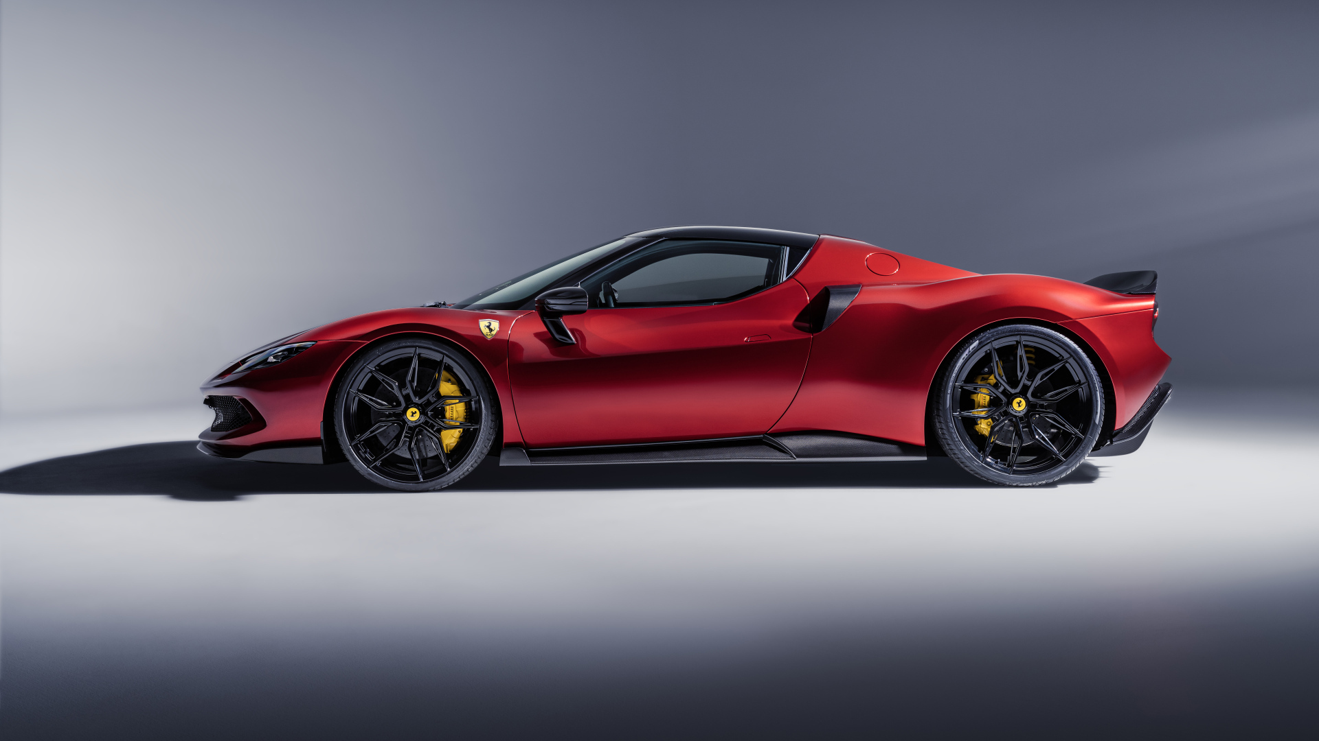 Красный автомобиль Novitec Ferrari 296 GTB Aero 2024 года на сером фоне