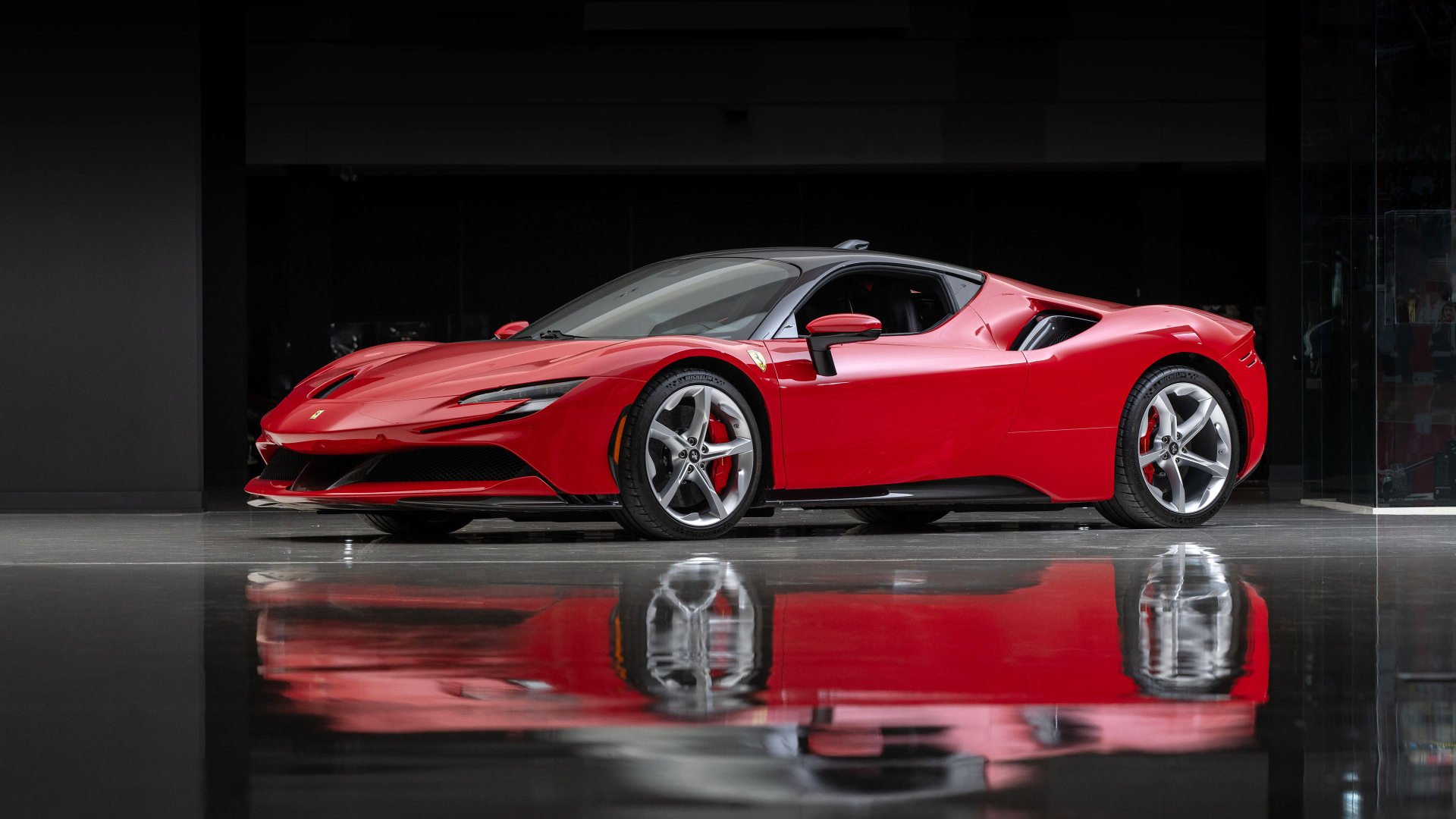 Красный автомобиль Ferrari SF90 Stradale