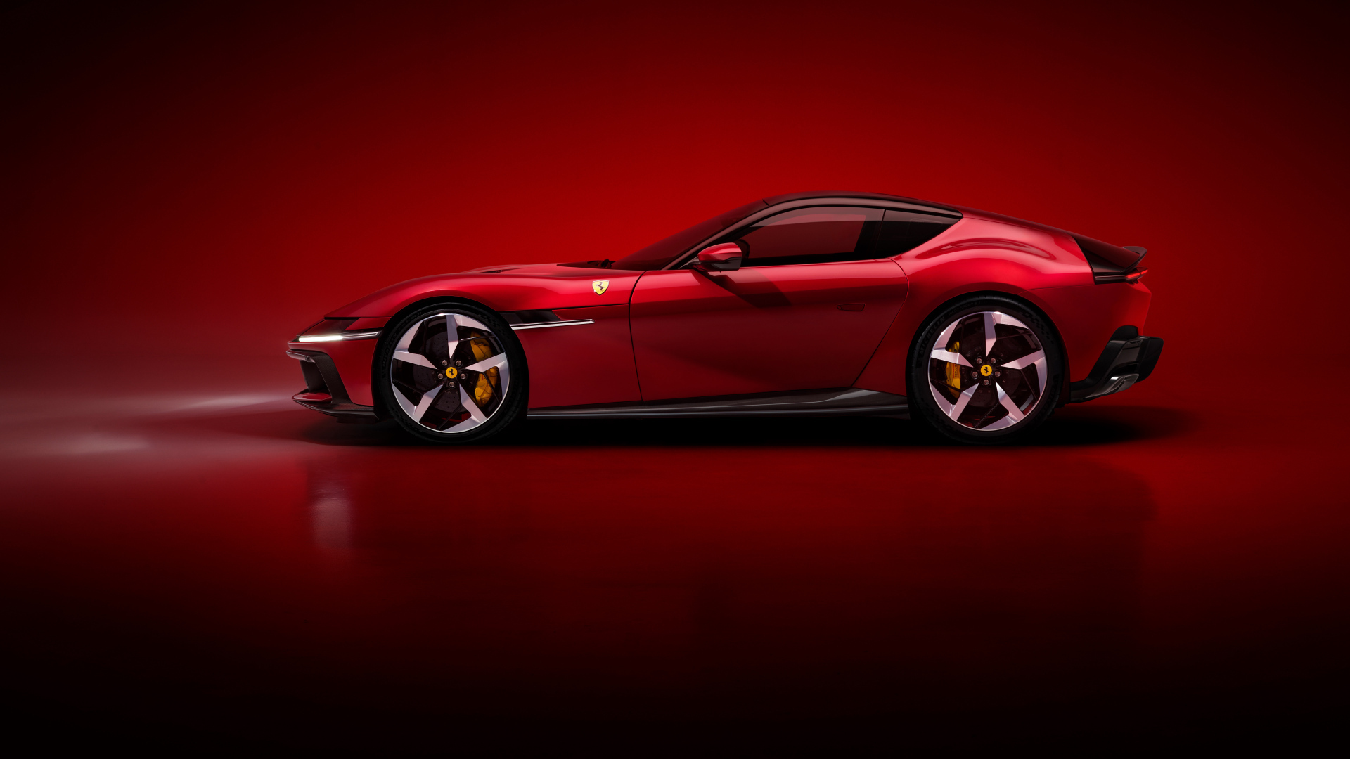 Вид сбоку на красный автомобиль Ferrari 12Cilindri 2024 года