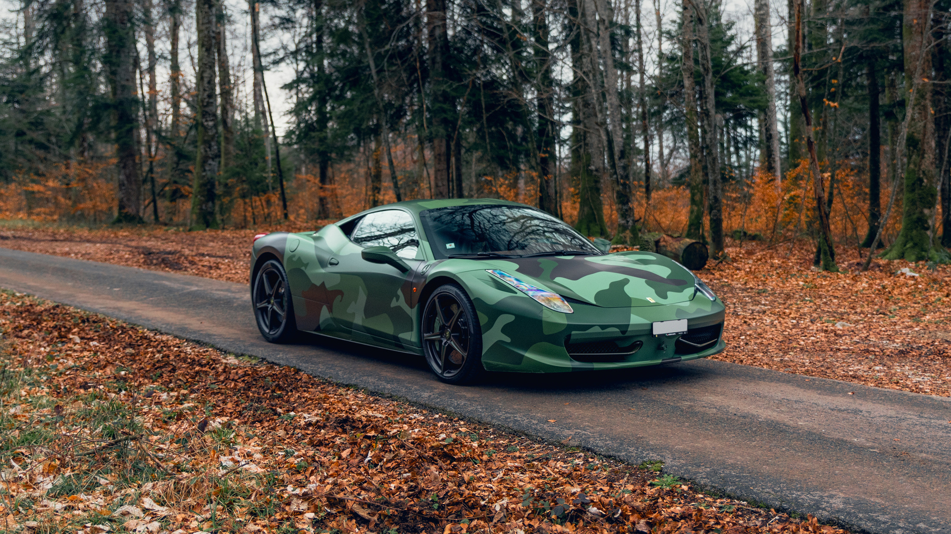 Стильный автомобиль Ferrari 458 Italia Tailor Made Army в лесу