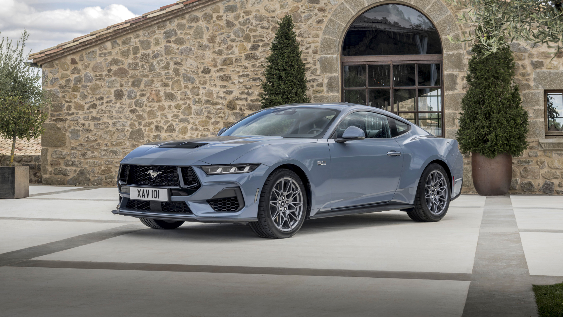 Автомобиль Ford Mustang GT 2024 года у дома