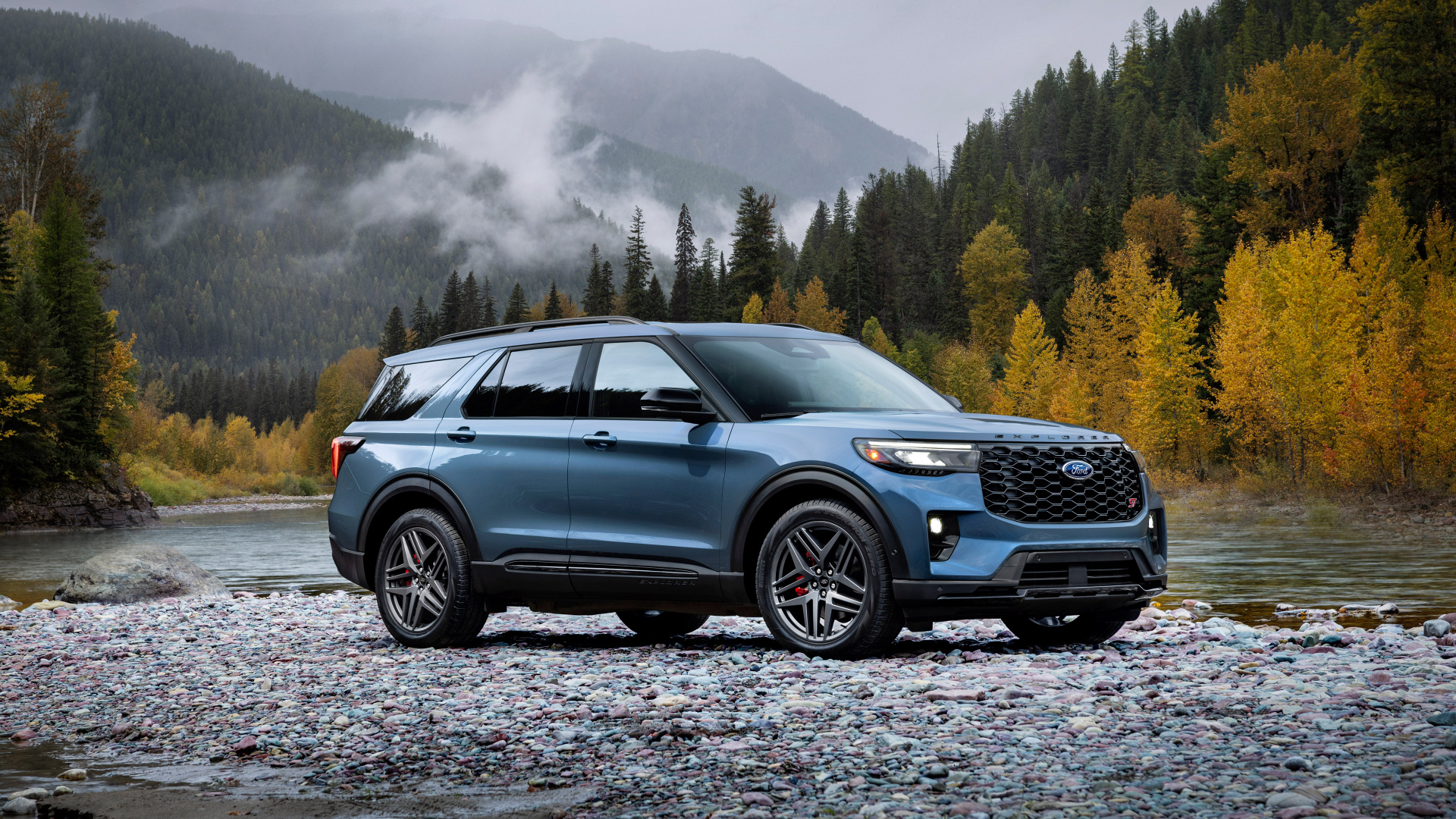 Внедорожник Ford Explorer ST 2025  года на фоне гор