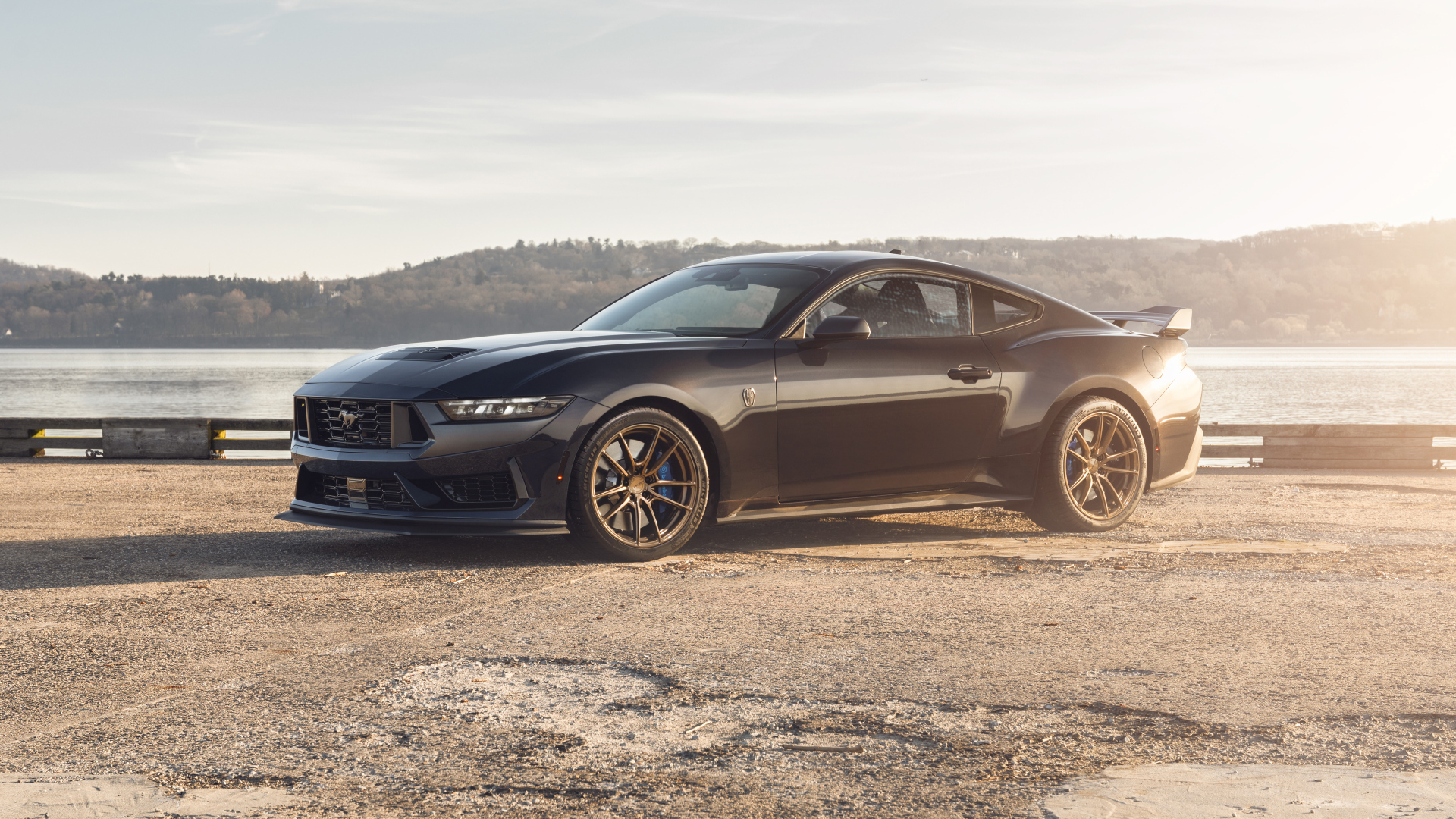 Черный автомобиль  Ford Mustang Dark Horse