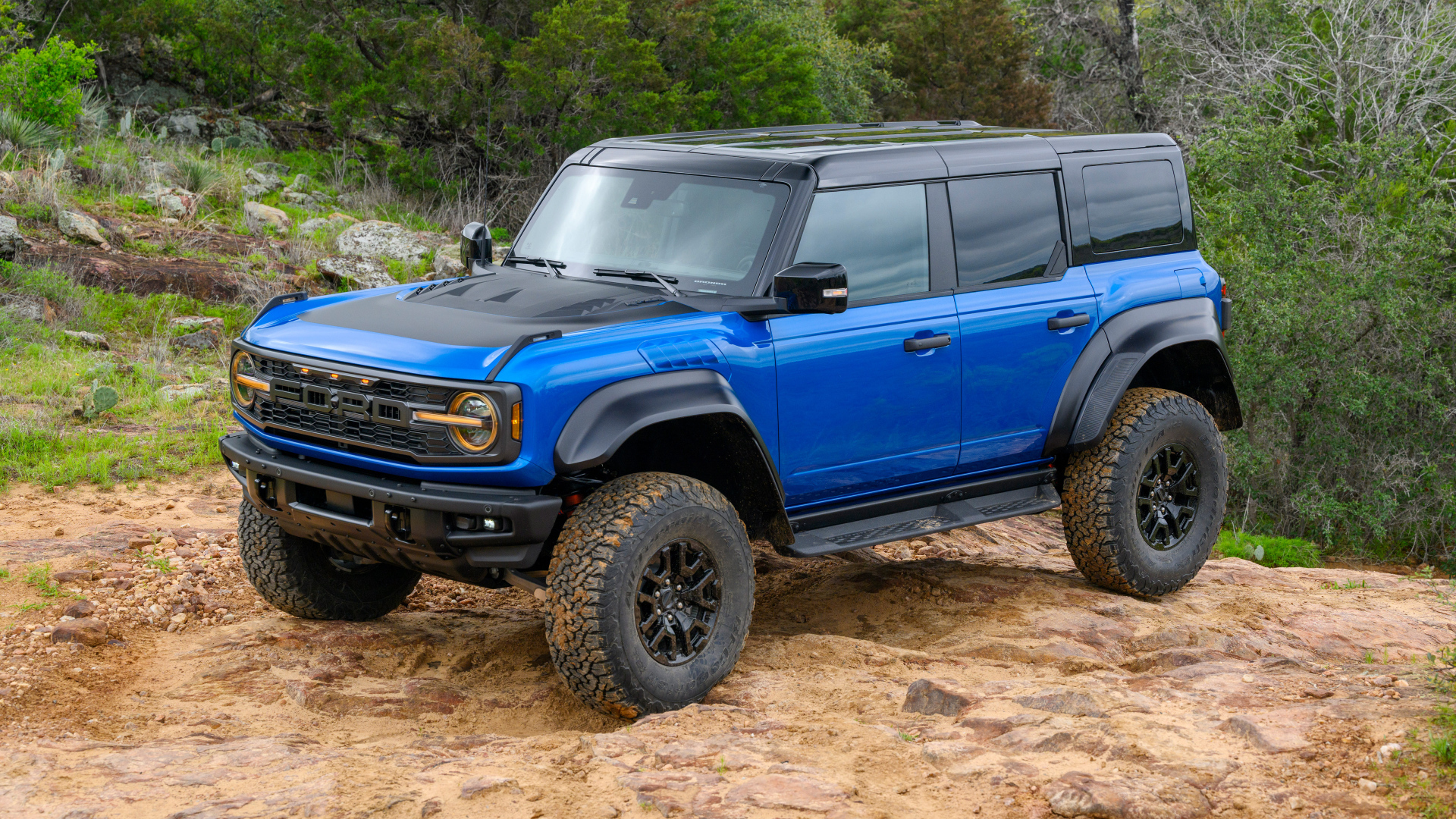 Синий автомобиль Ford Bronco Raptor Black Appearance Package 2024  года