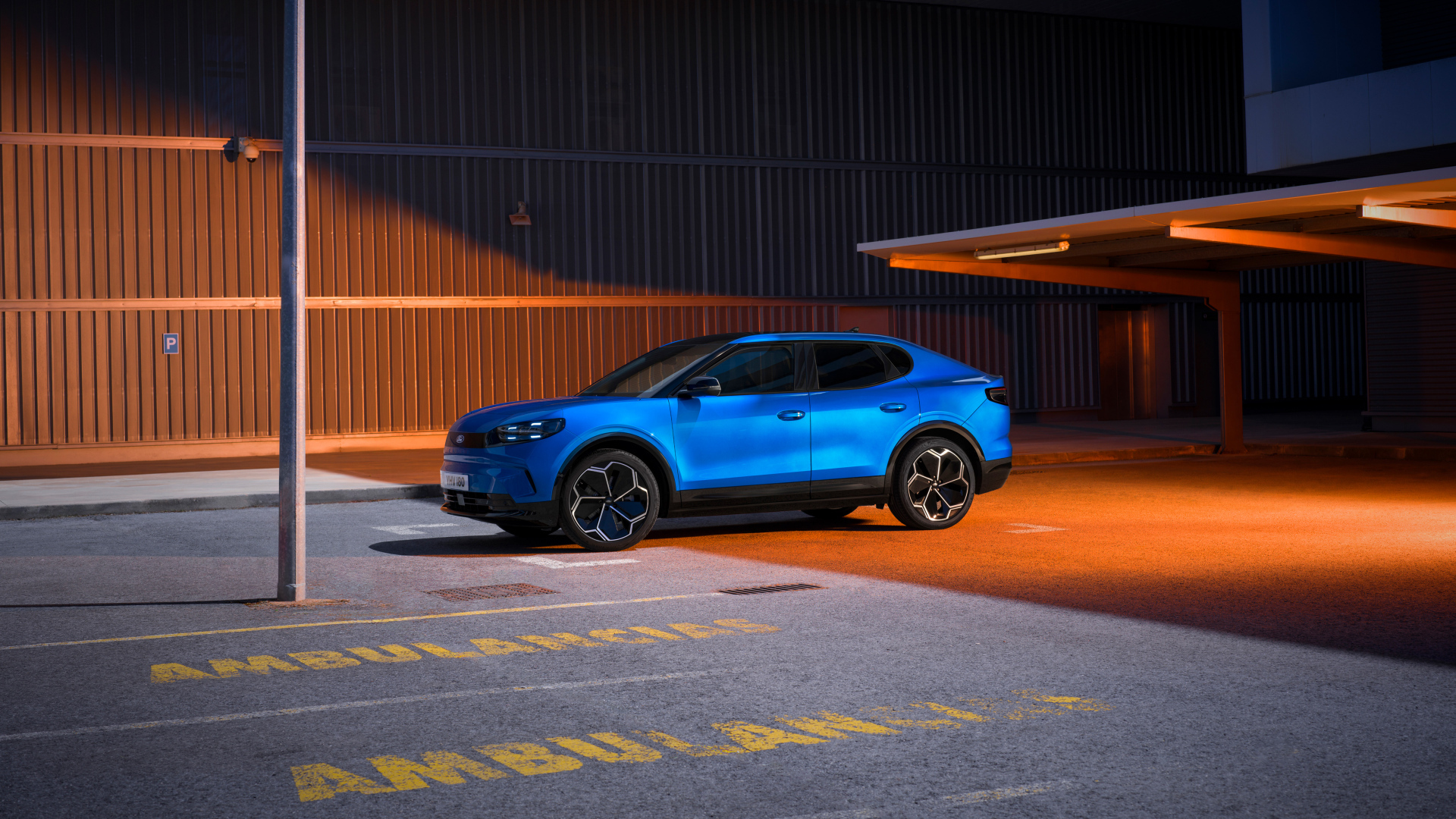 Синий автомобиль  Ford Capri 2024 года в городе