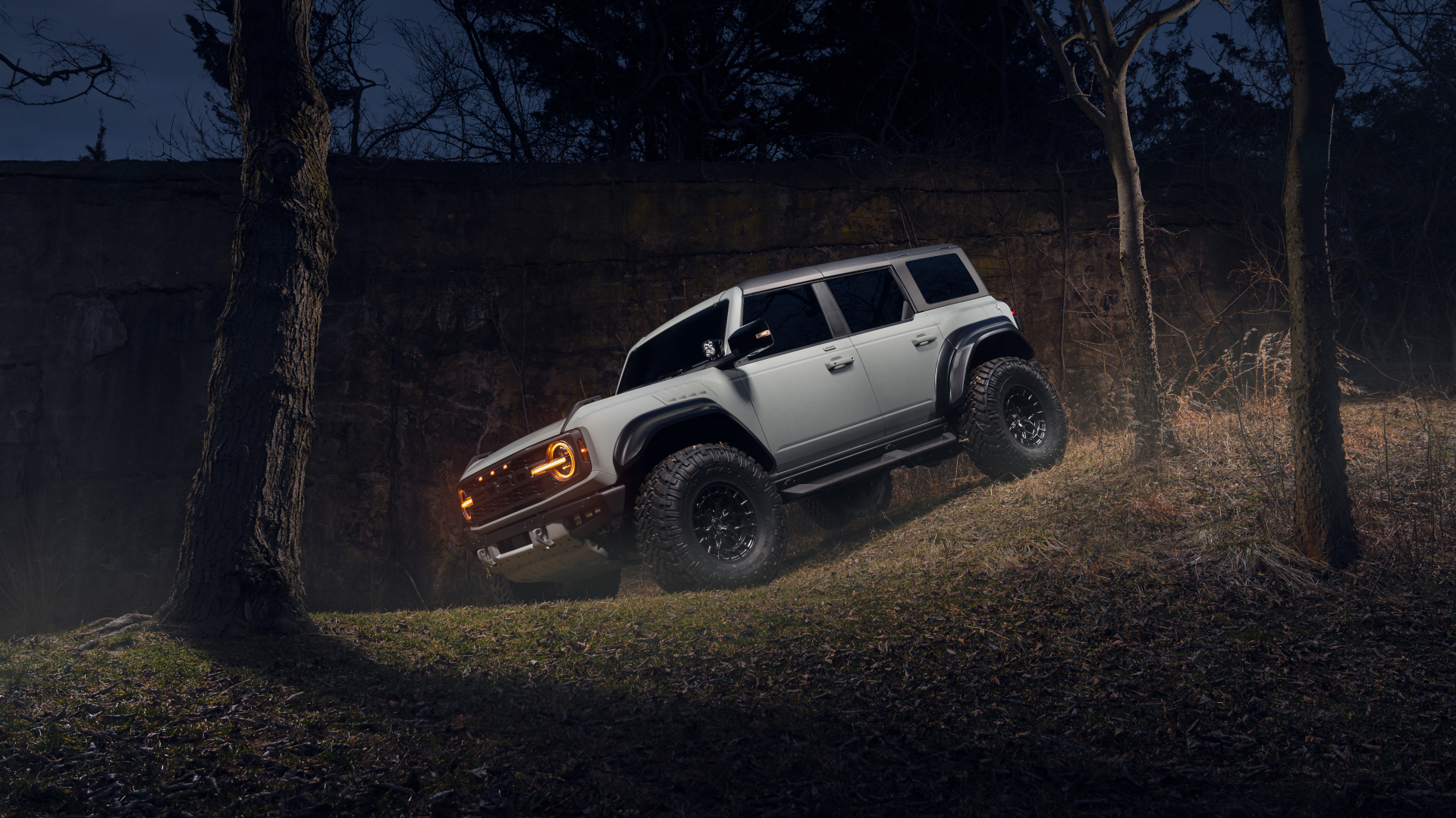 Джип Ford Bronco Raptor в лесу ночью