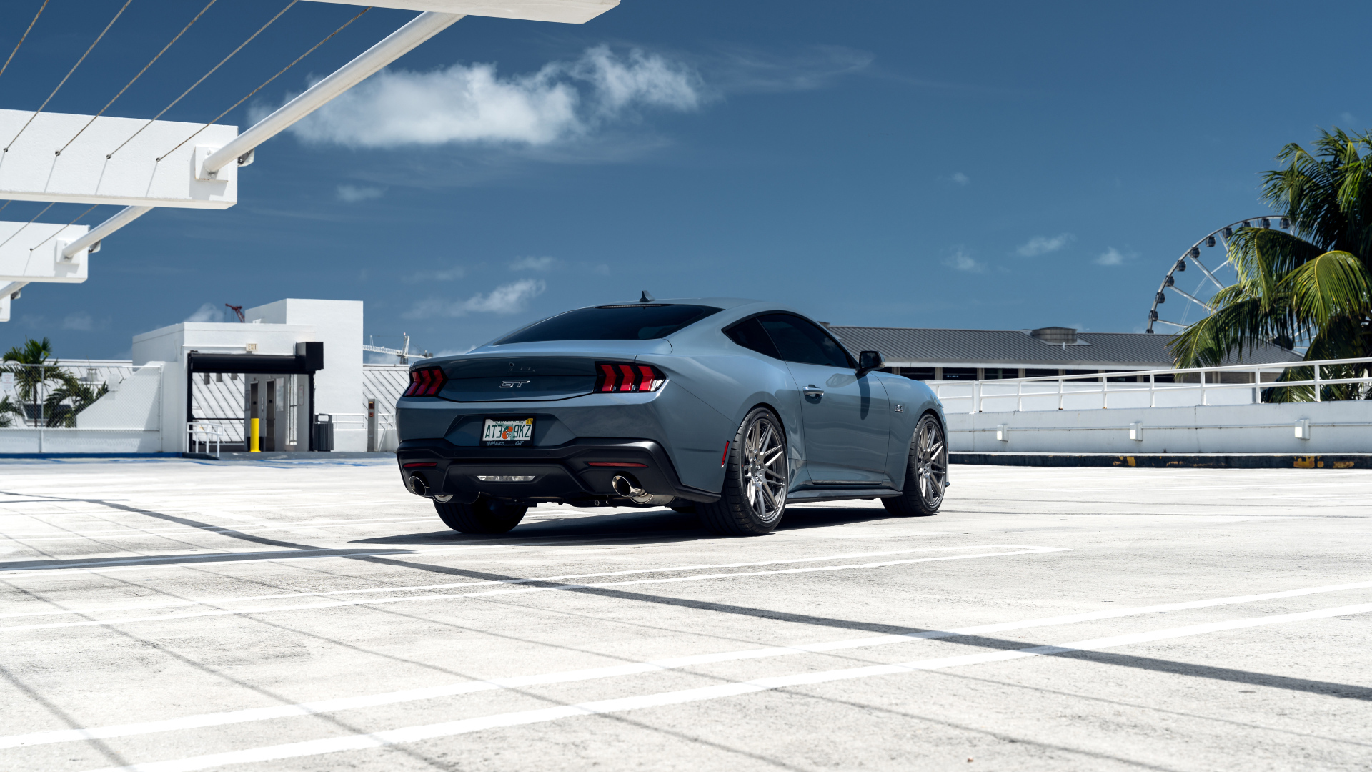 Вид сзади на автомобиль Ford Mustang GT