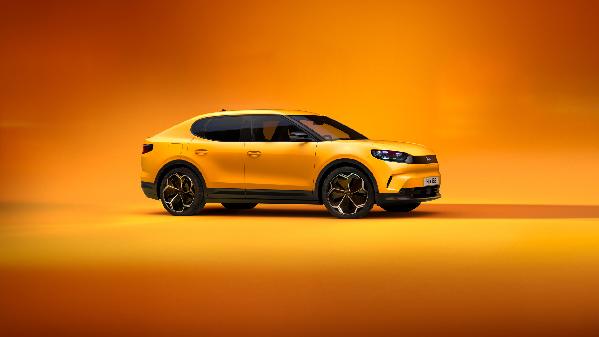 Вид сбоку на желтый внедорожник  Ford Capri 2024 года