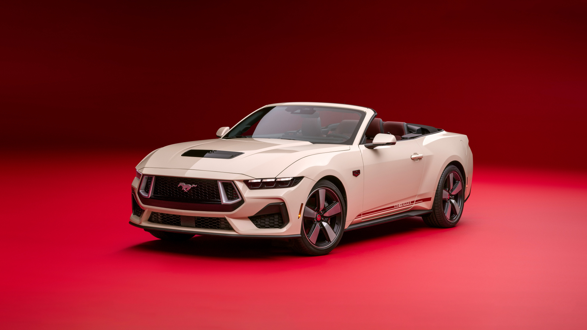 Белый кабриолет Ford Mustang GT Convertible 60th Anniversary Package 2024 года