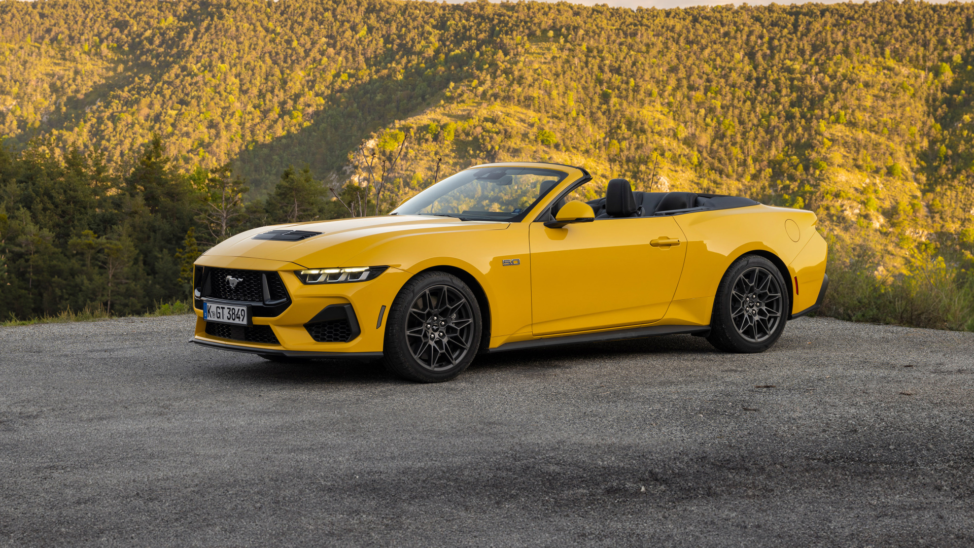 Желтый автомобиль Ford Mustang GT Convertible 2024 года