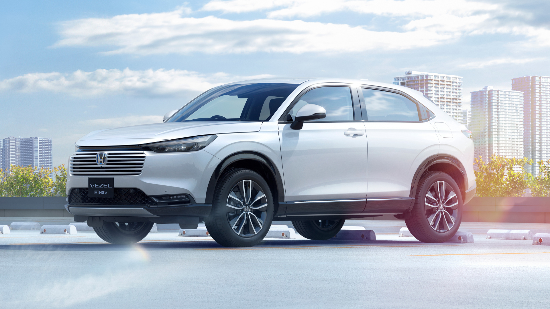 Автомобиль Honda Vezel EHEV Z 2024 года на фоне города