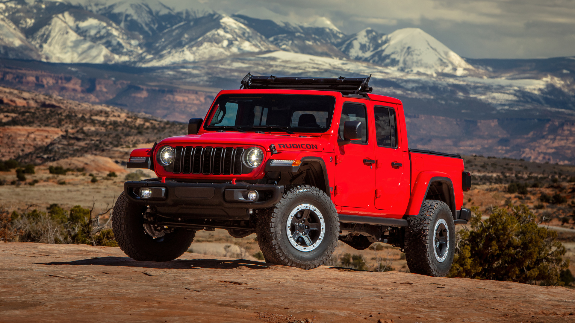 Красный внедорожник Jeep Gladiator Rubicon X With JPP Lift Kit 2024  года в горах