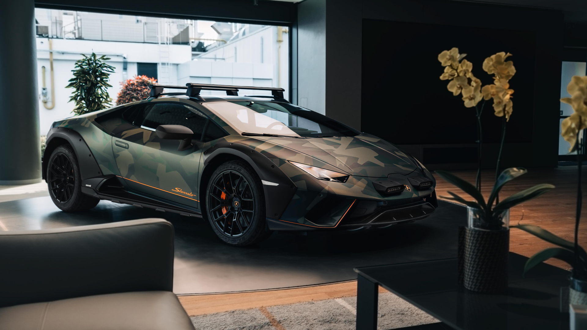 Автомобиль Lamborghini Huracán Sterrato All-Terrain Ad Personam 2024 года у ворот в здании