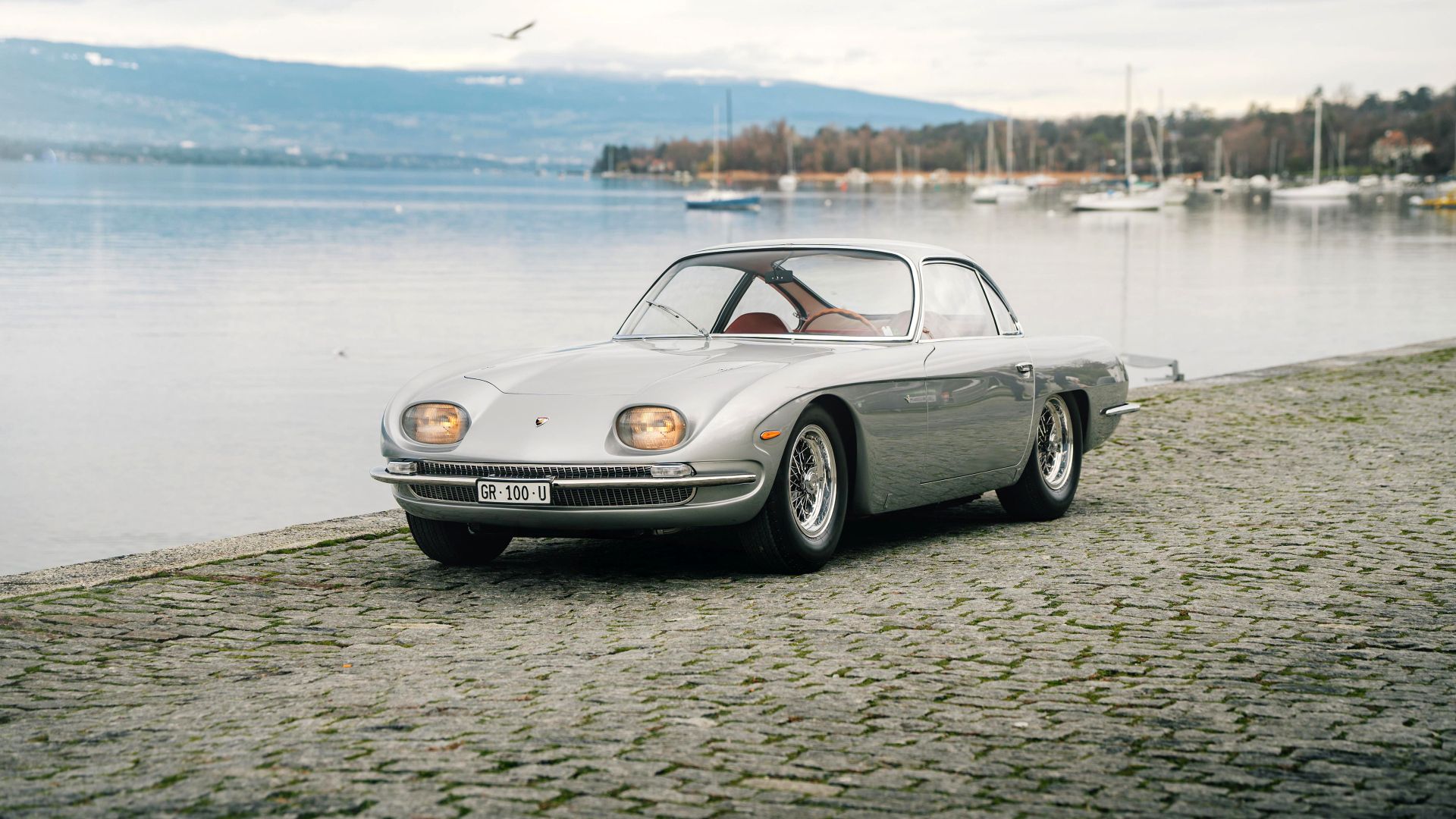 Вид спереди на автомобиль Lamborghini 350 GT у воды