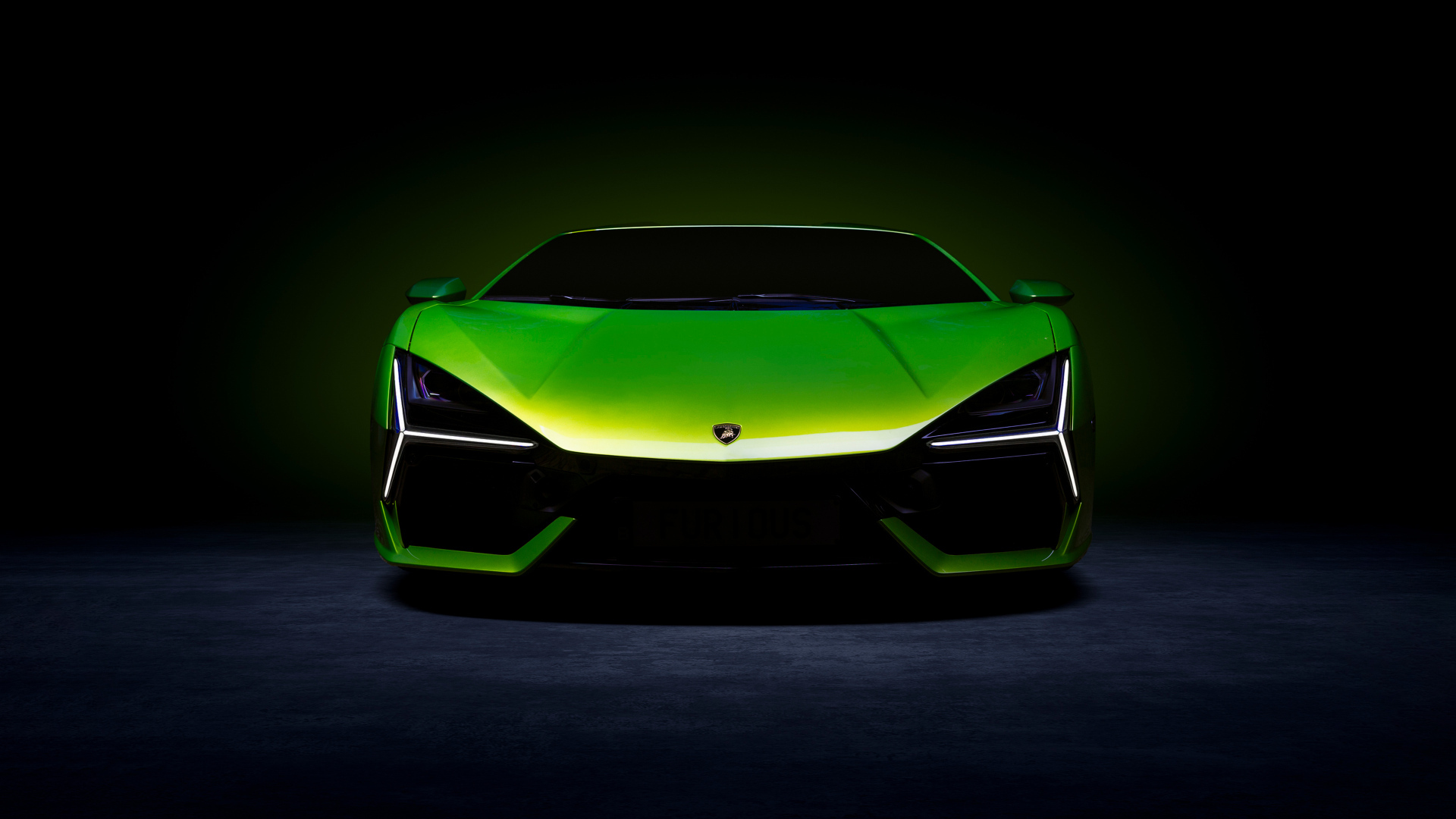 Зеленый автомобиль Lamborghini Revuelto вид спереди