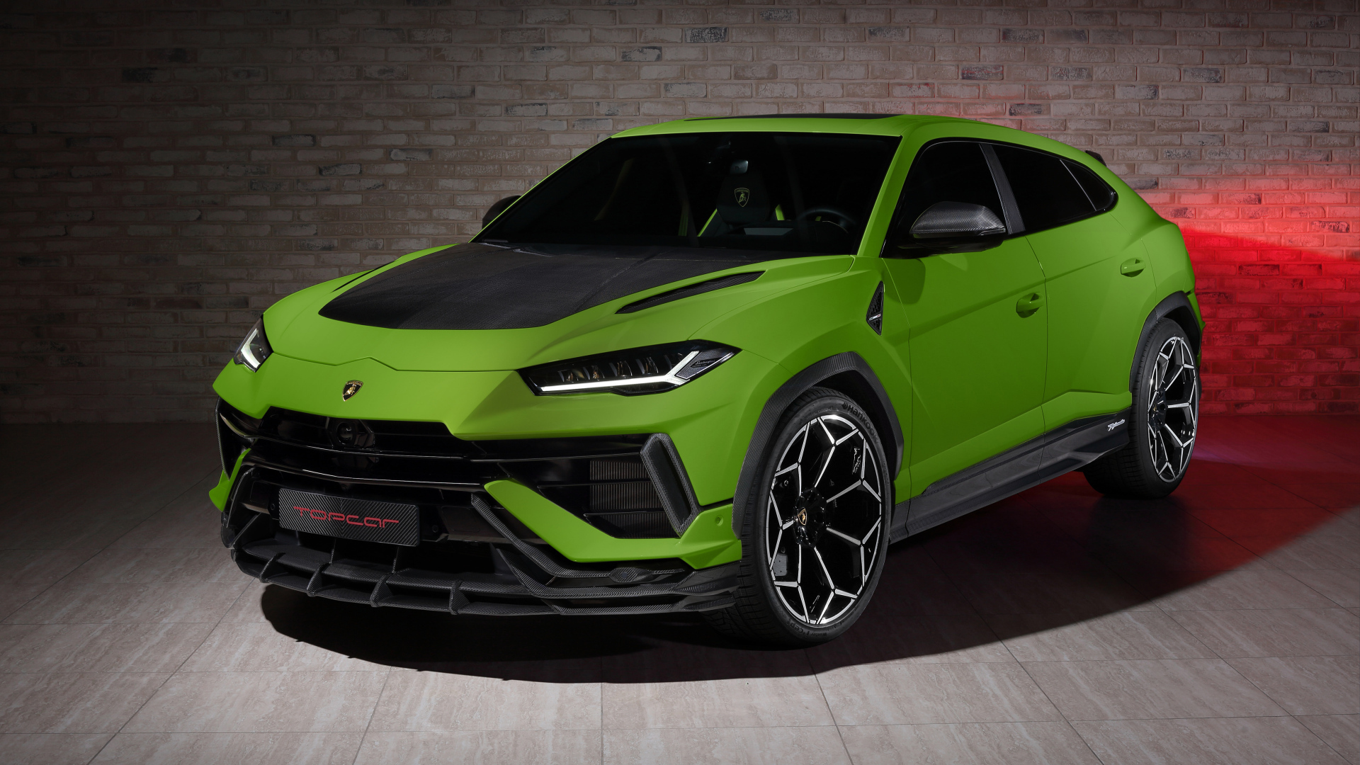 Зеленый автомобиль Lamborghini Urus Performante 2024 года вид спереди