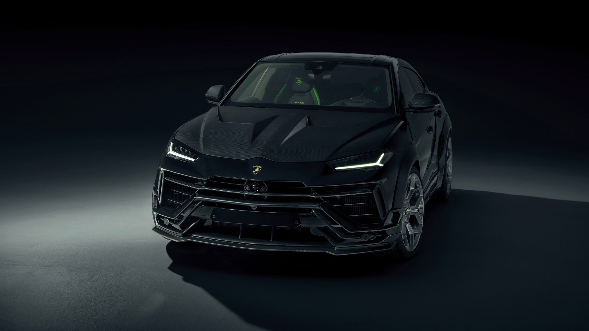 Автомобиль Lamborghini Urus на черном фоне