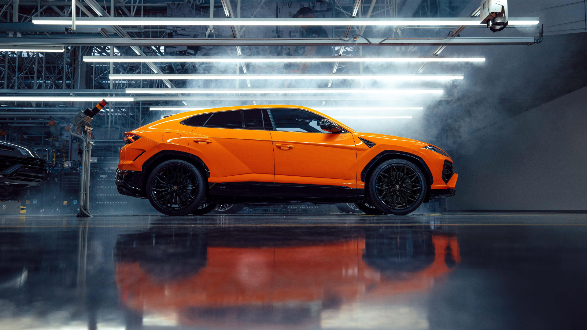 Оранжевый автомобиль Lamborghini Urus SE Plug-In Hybrid Super SUV вид сбоку