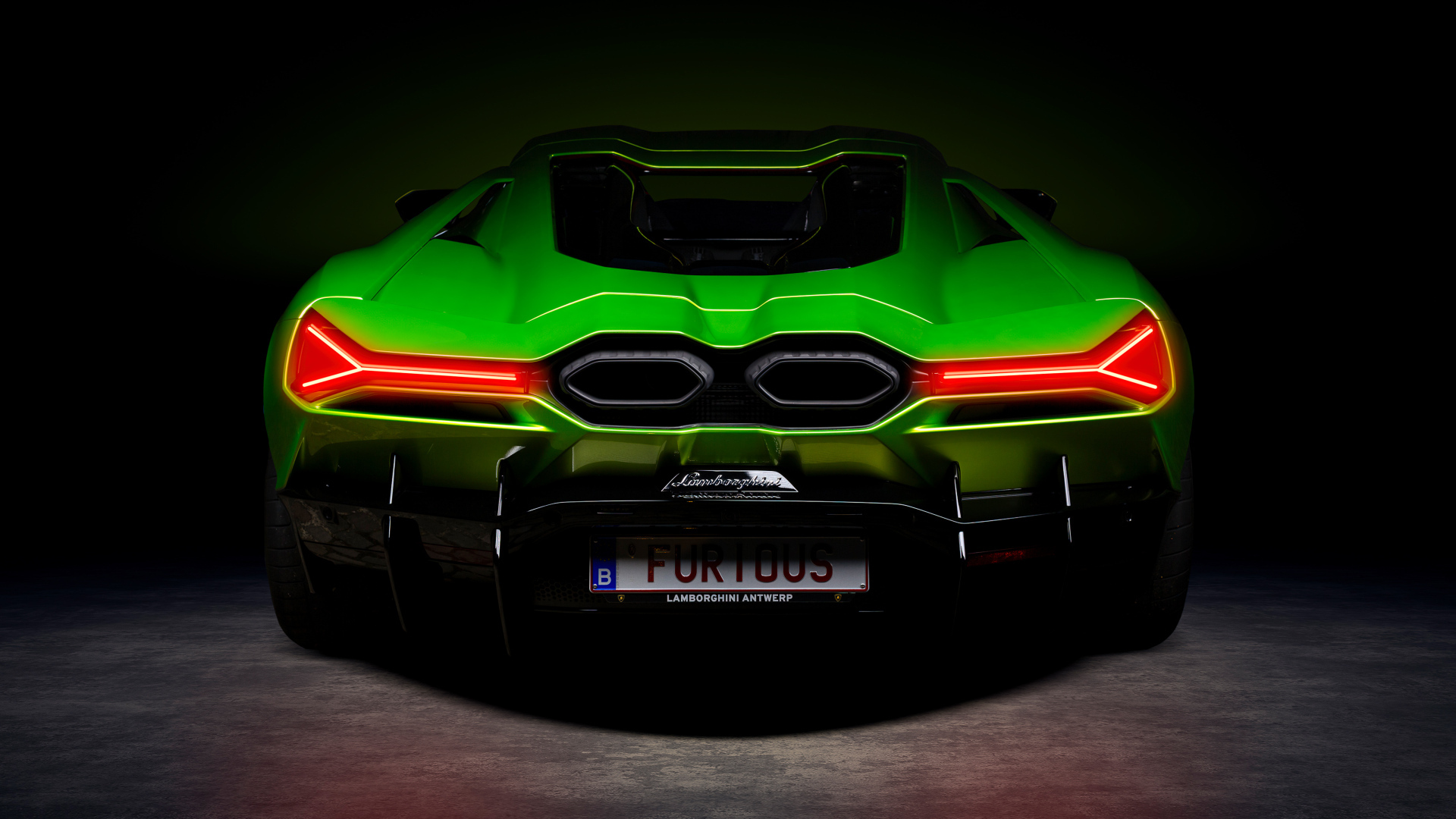 Вид сзади на зеленый автомобиль Lamborghini Revuelto