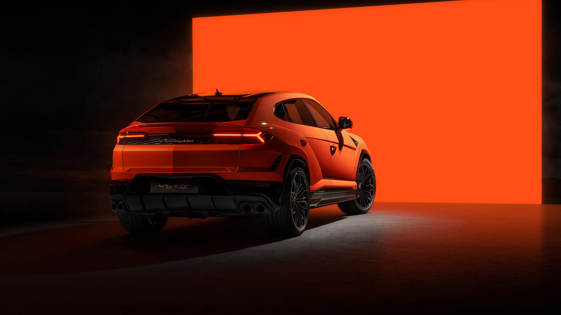 Вид сзади на внедорожник Lamborghini Urus SE Plug-In Hybrid