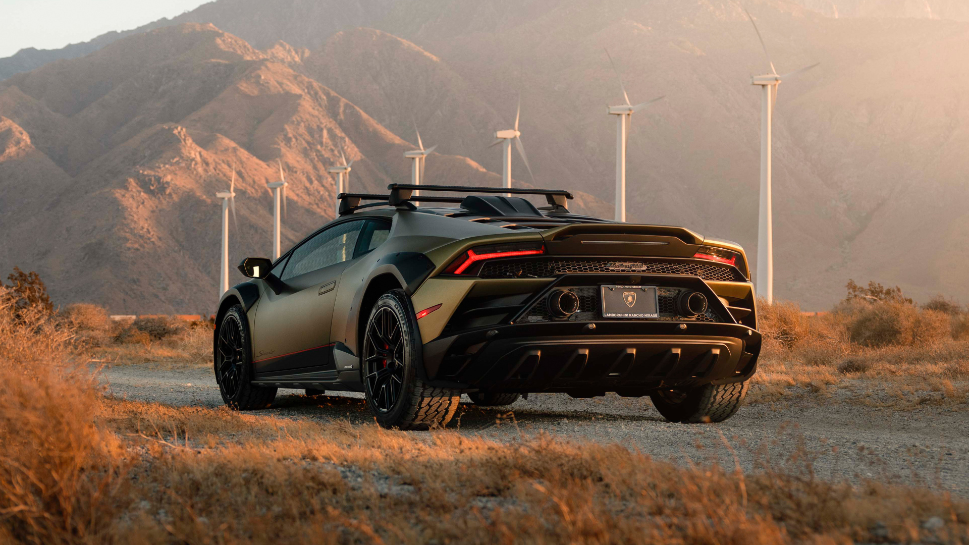 Вид сзади на новый автомобиль Lamborghini Huracán Sterrato 2024 года