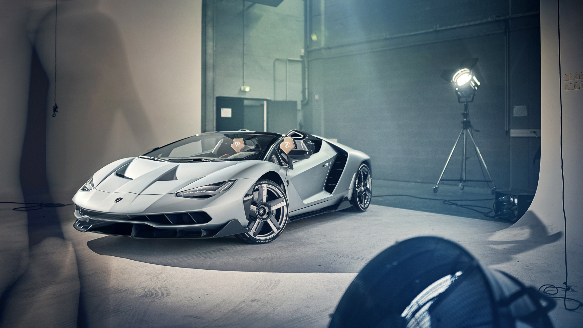 Серебристый автомобиль Lamborghini Centenario Roadster в комнате
