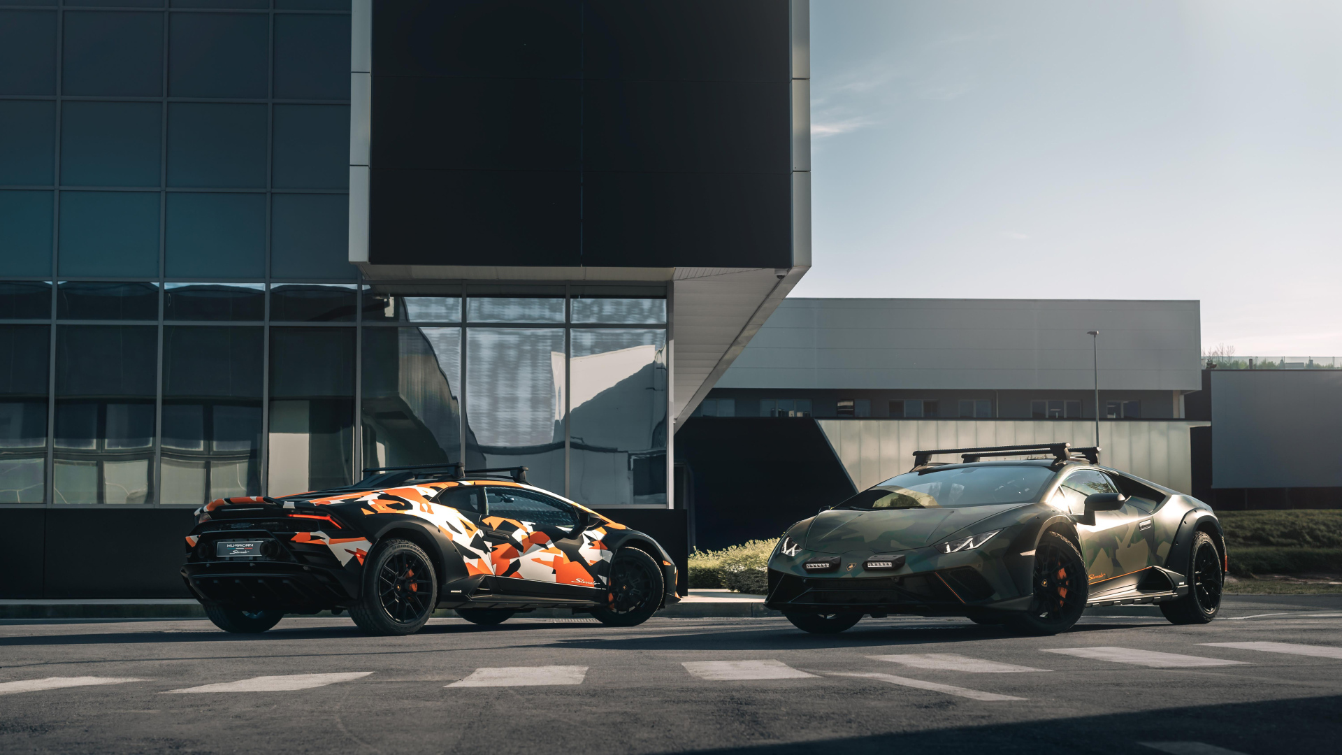 Два автомобиля Lamborghini Huracán Sterrato All-Terrain Ad Personam