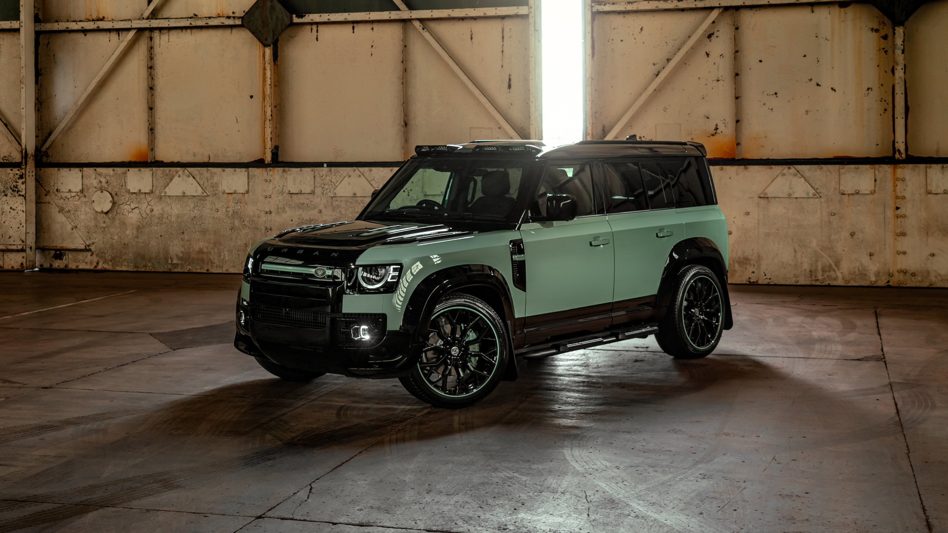 Вид спереди на автомобиль Land Rover Defender Widetrack 2024 года