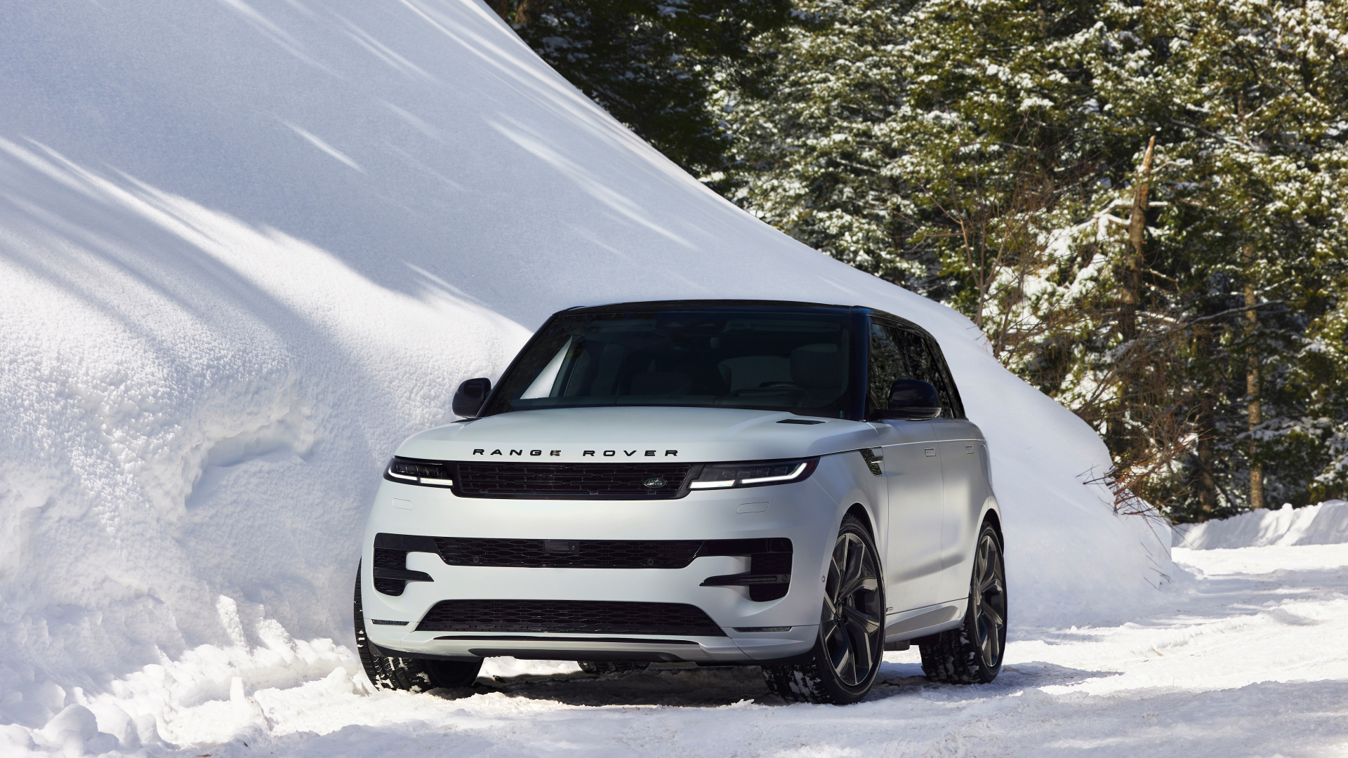 Серебристый внедорожник Range Rover Sport Park City Edition 2024 года на снегу