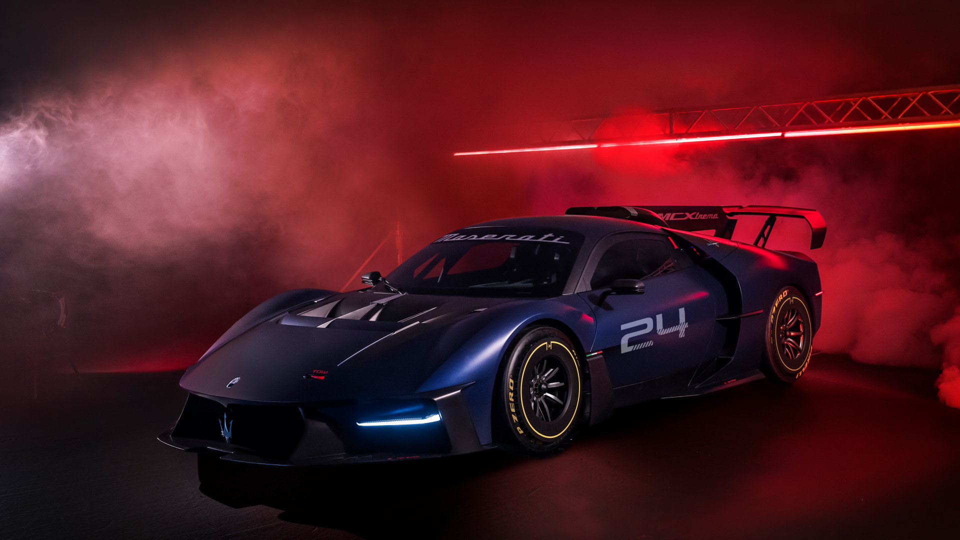 Дорогой спортивный автомобиль Maserati MCXtrema