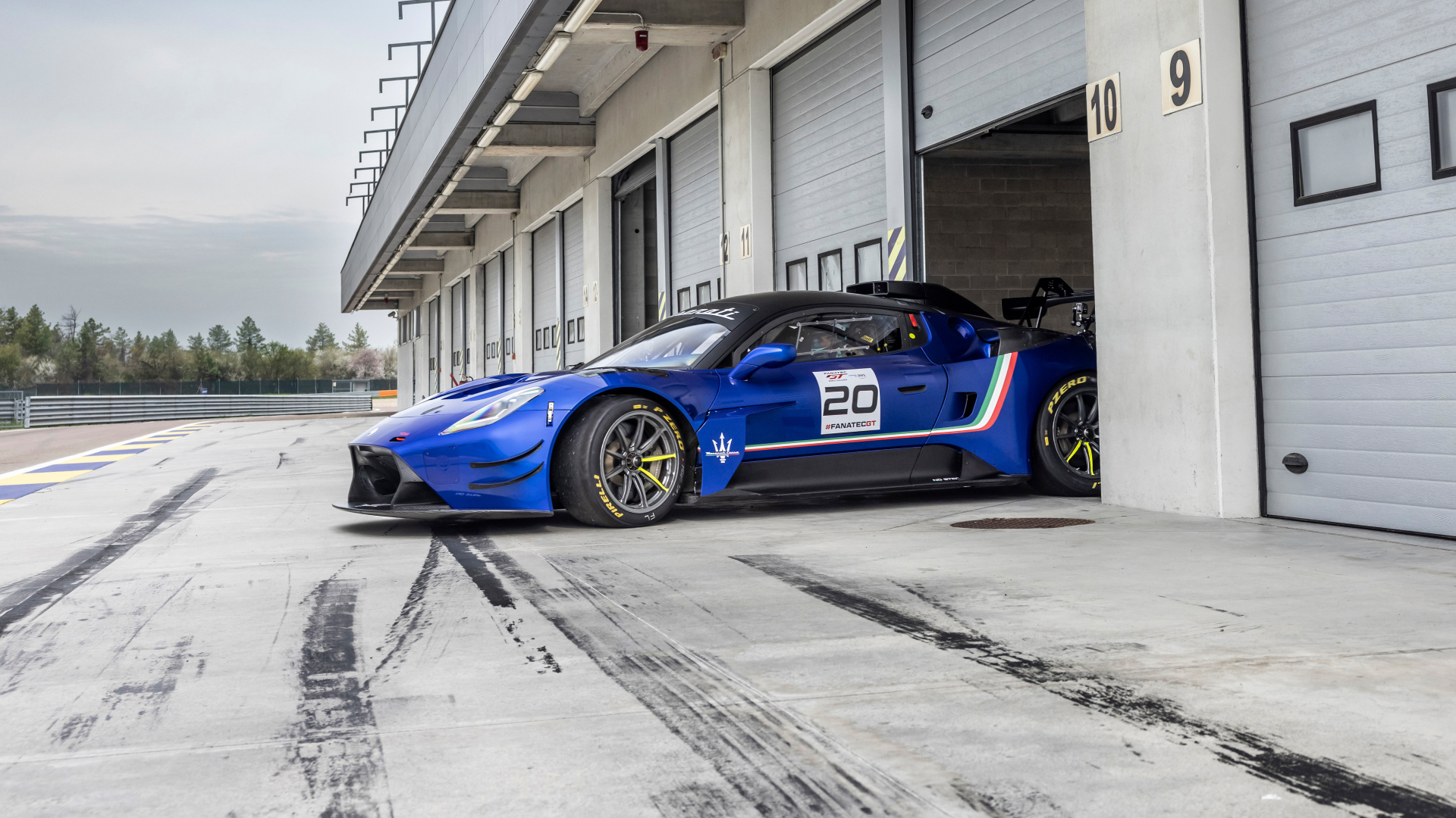 Автомобиль Maserati GT2 в гараже