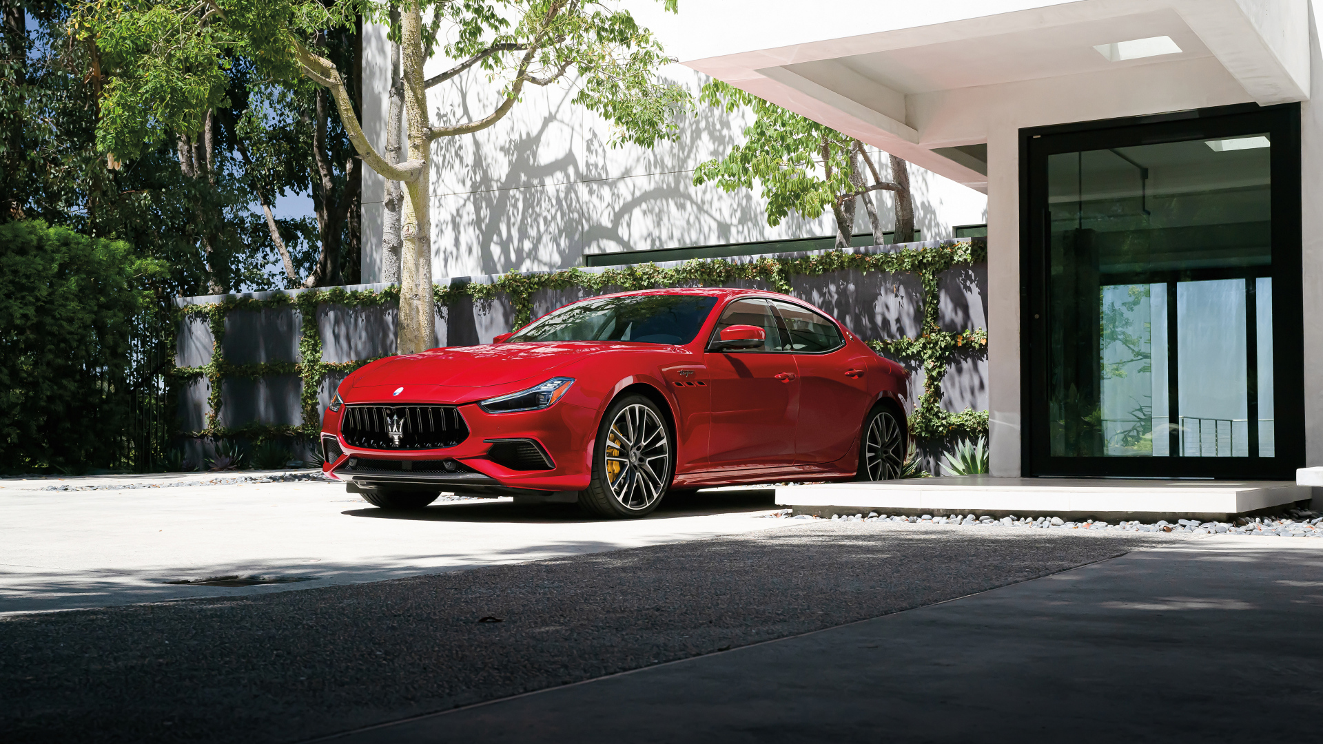 Красный автомобиль Maserati Ghibli Trofeo у дома