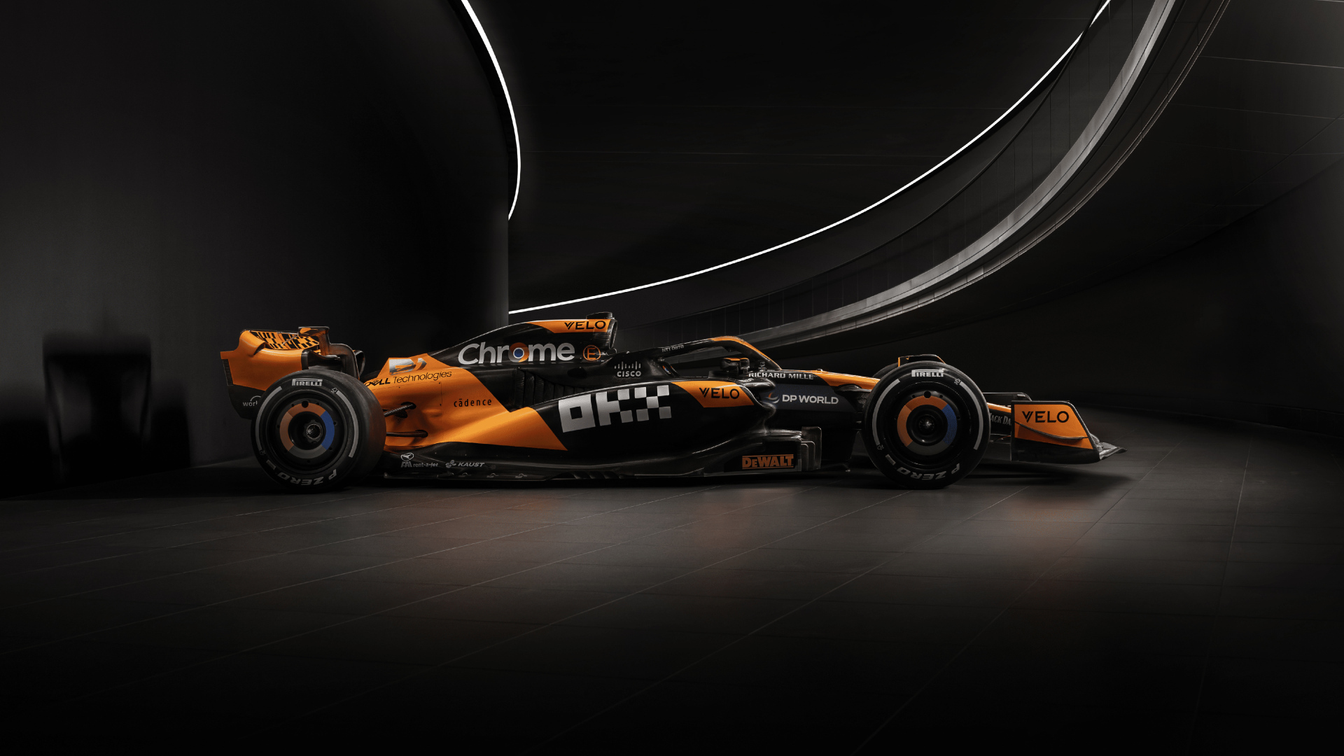 Гоночный автомобиль McLaren MCL38 2024  года вид сбоку
