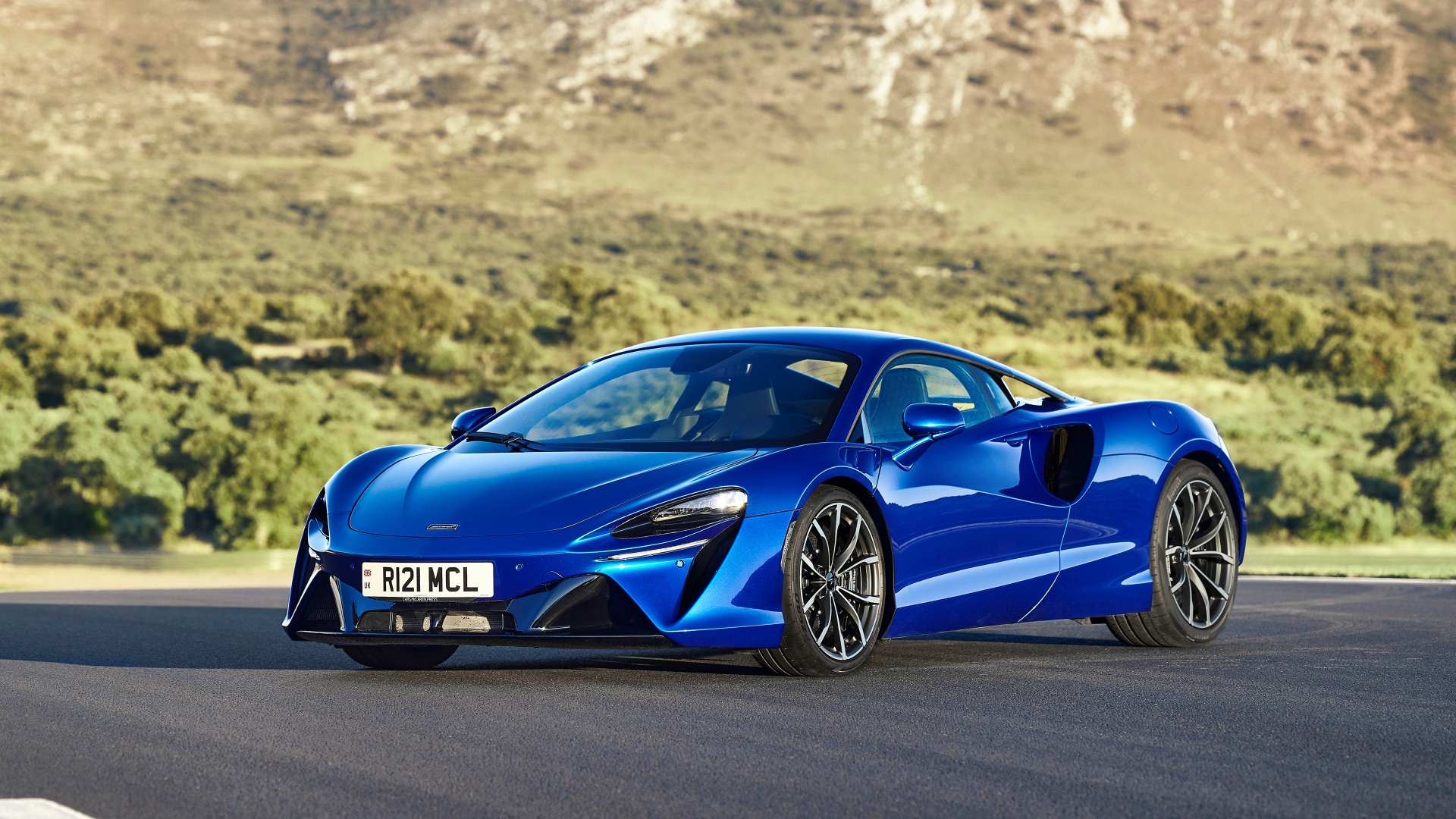 Синий быстрый автомобиль McLaren Artura