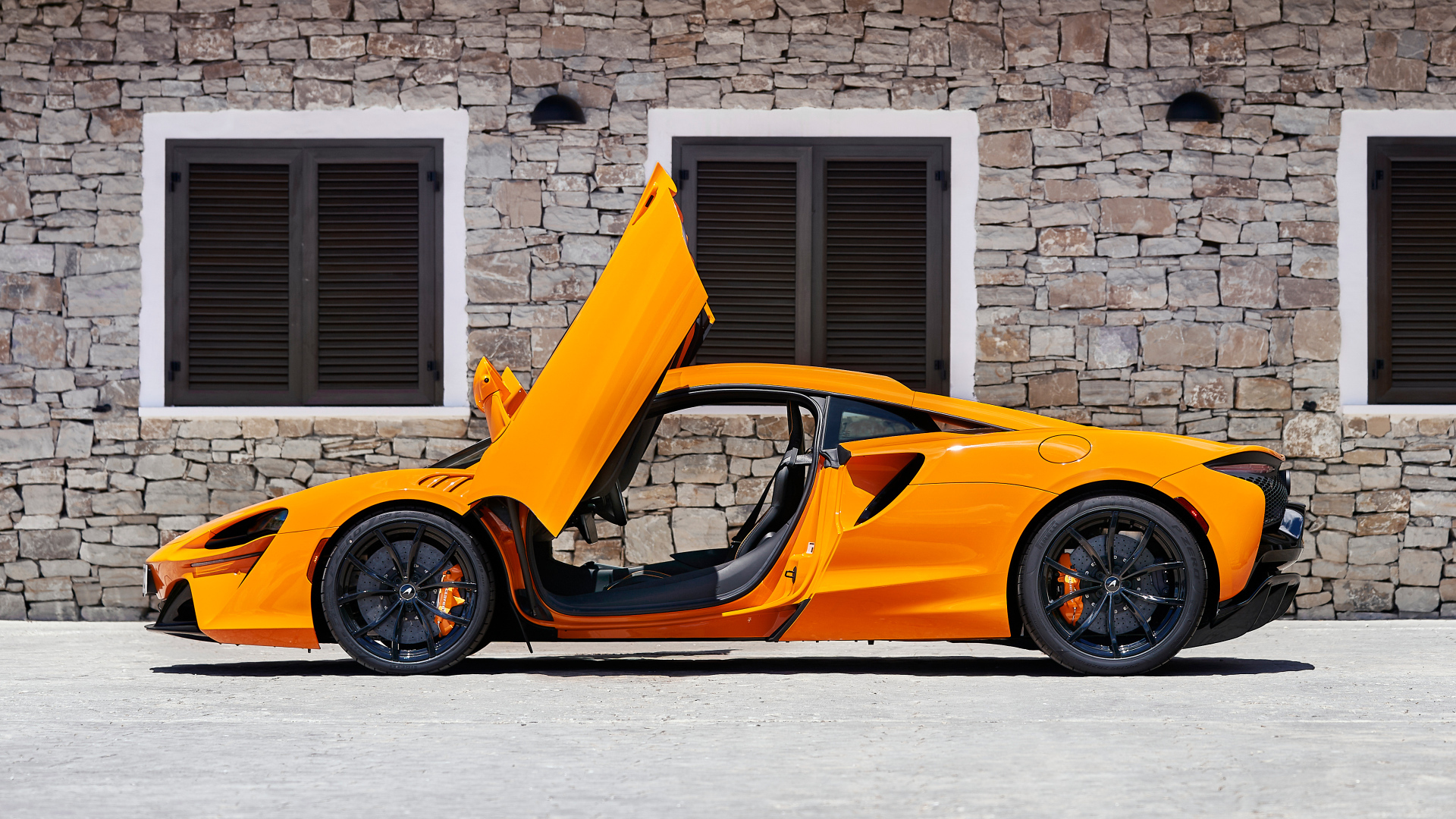 Быстрый McLaren Artura с открытыми дверями