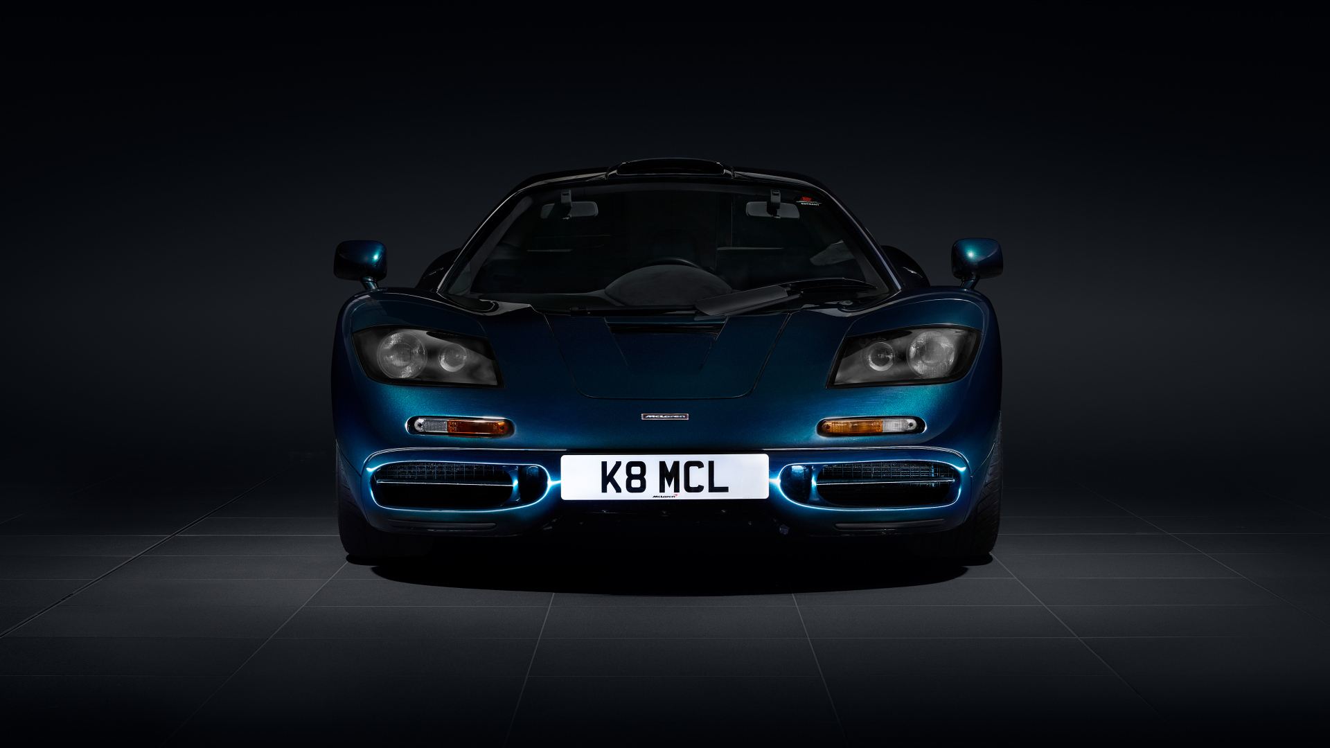 Вид спереди на спортивный автомобиль McLaren F1