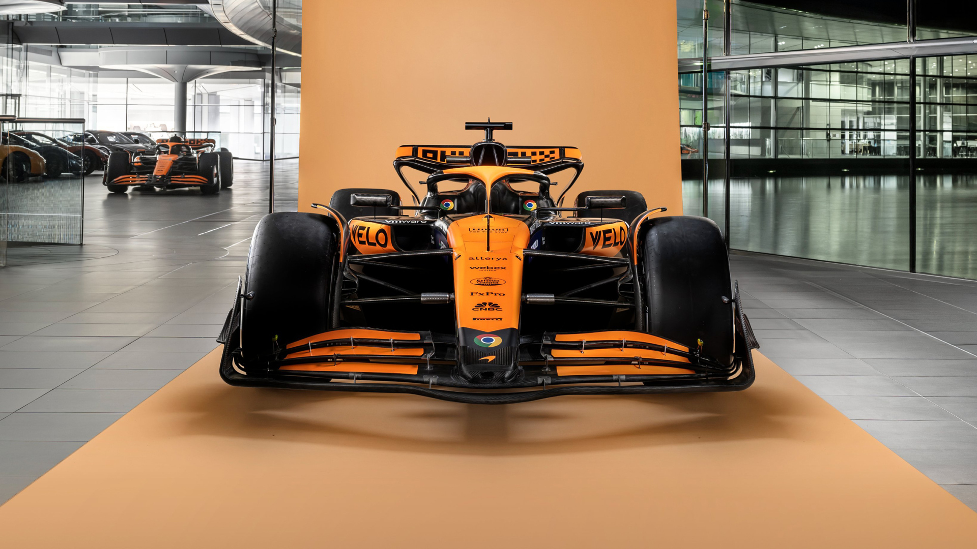 Оранжевый гоночный автомобиль McLaren MCL38 2024 года