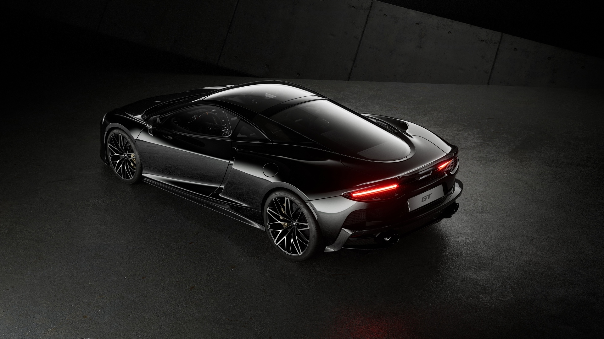 Вид сзади на черный автомобиль McLaren GT 60th Anniversary Edition