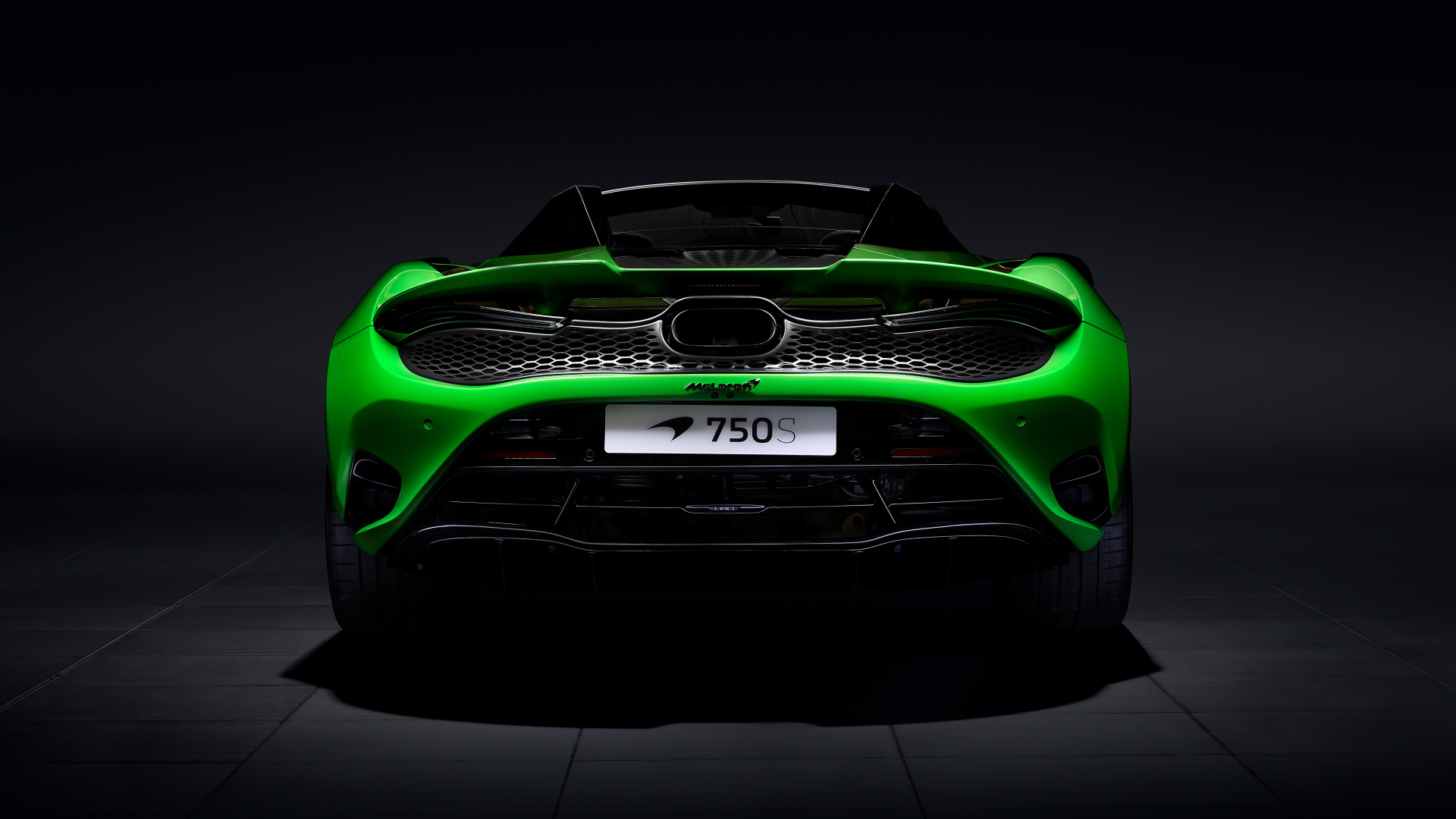 Вид сзади на зеленый автомобиль McLaren 750S