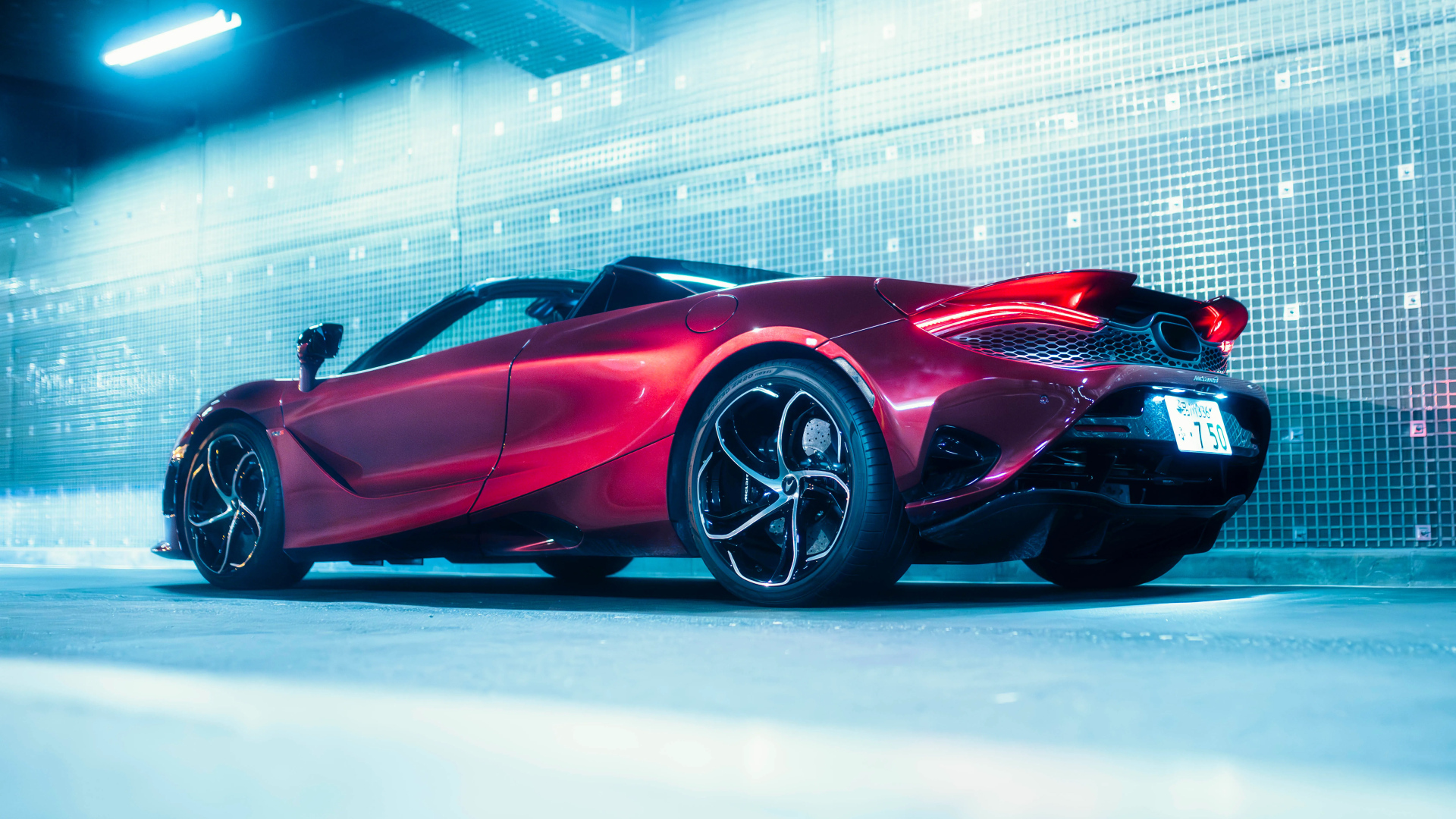 Вид сзади на красный автомобиль McLaren 750S Spider