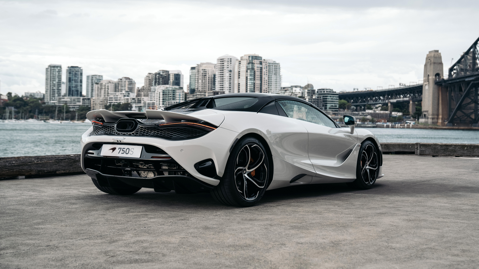 Вид сзади на автомобиль McLaren 750S Spider
