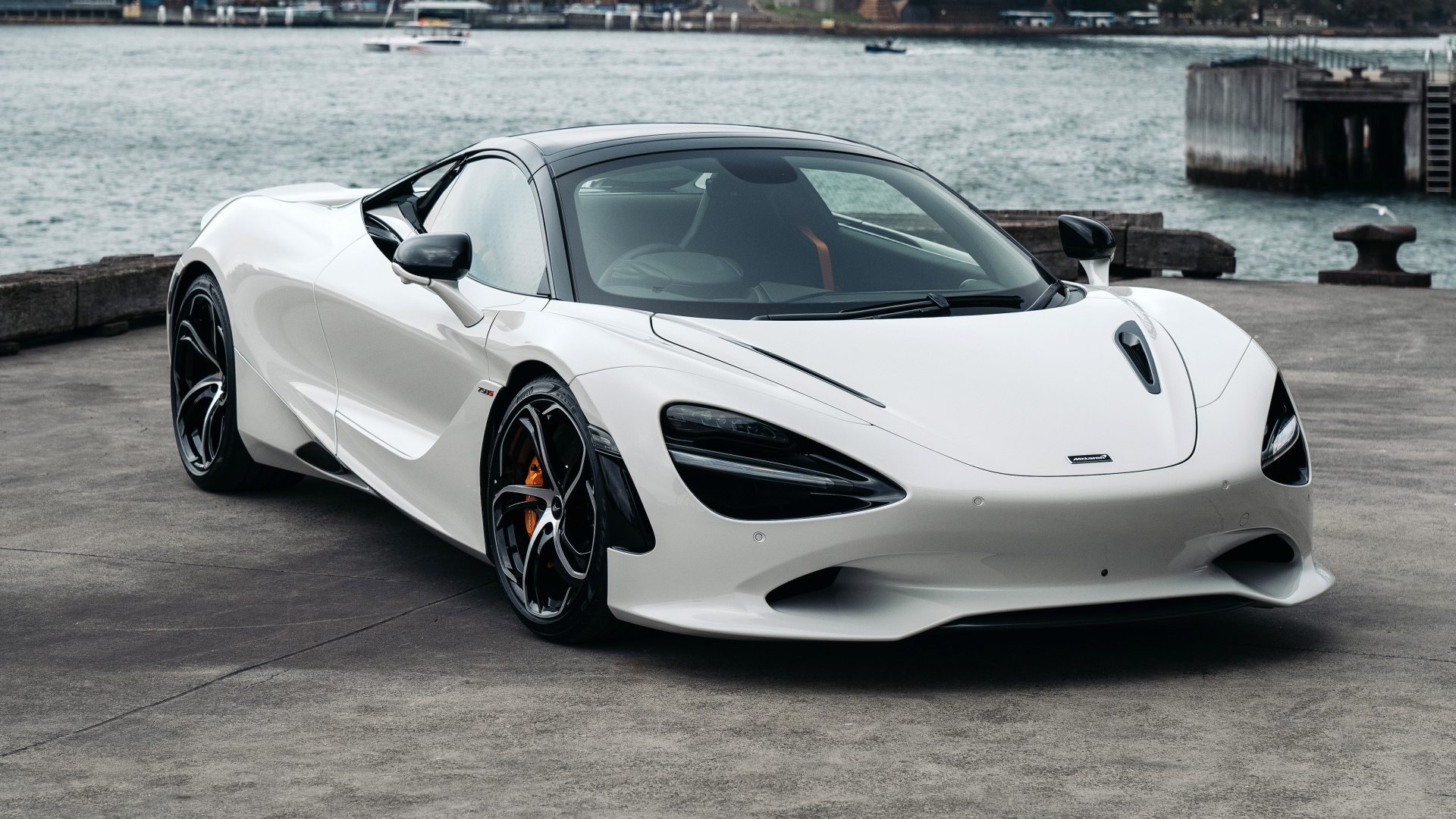 Белый автомобиль McLaren 750S Spider