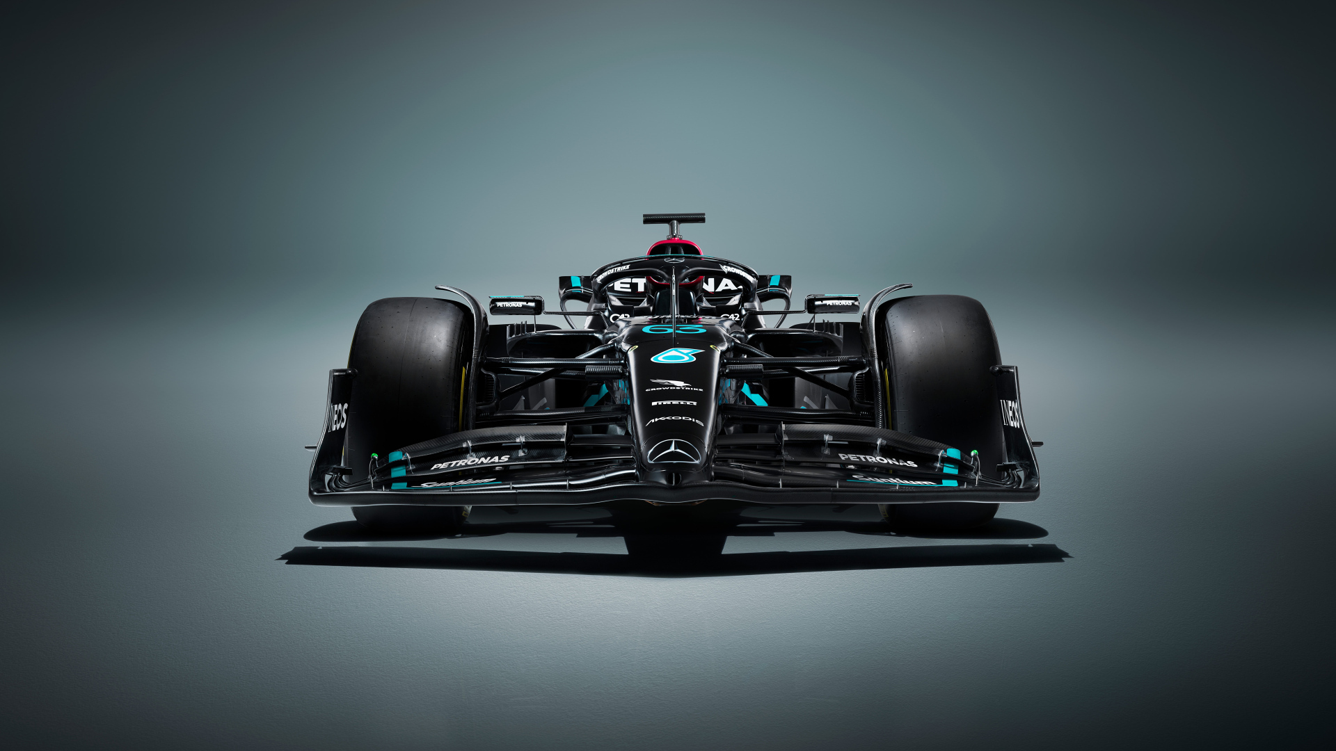 Черный гоночный автомобиль Mercedes-AMG F1 W14 E Performance вид спереди