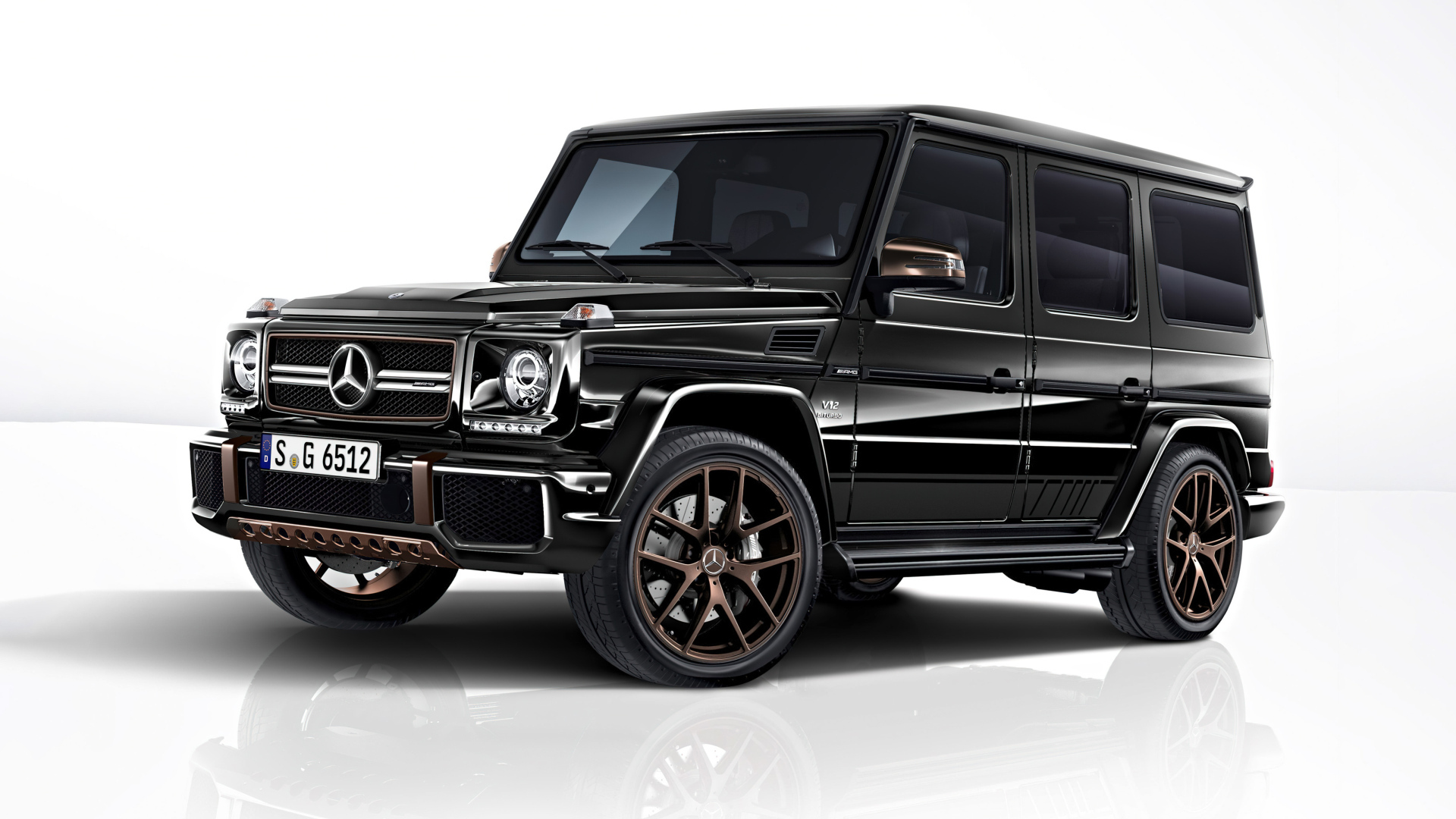Черный джип Mercedes-AMG G65 на белом фоне