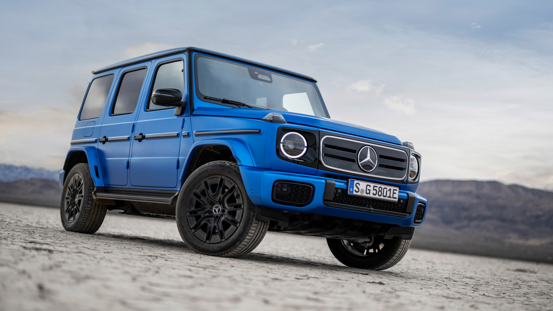 Синий внедорожник Mercedes-Benz G 580 With EQ Technology Edition One 2024 года