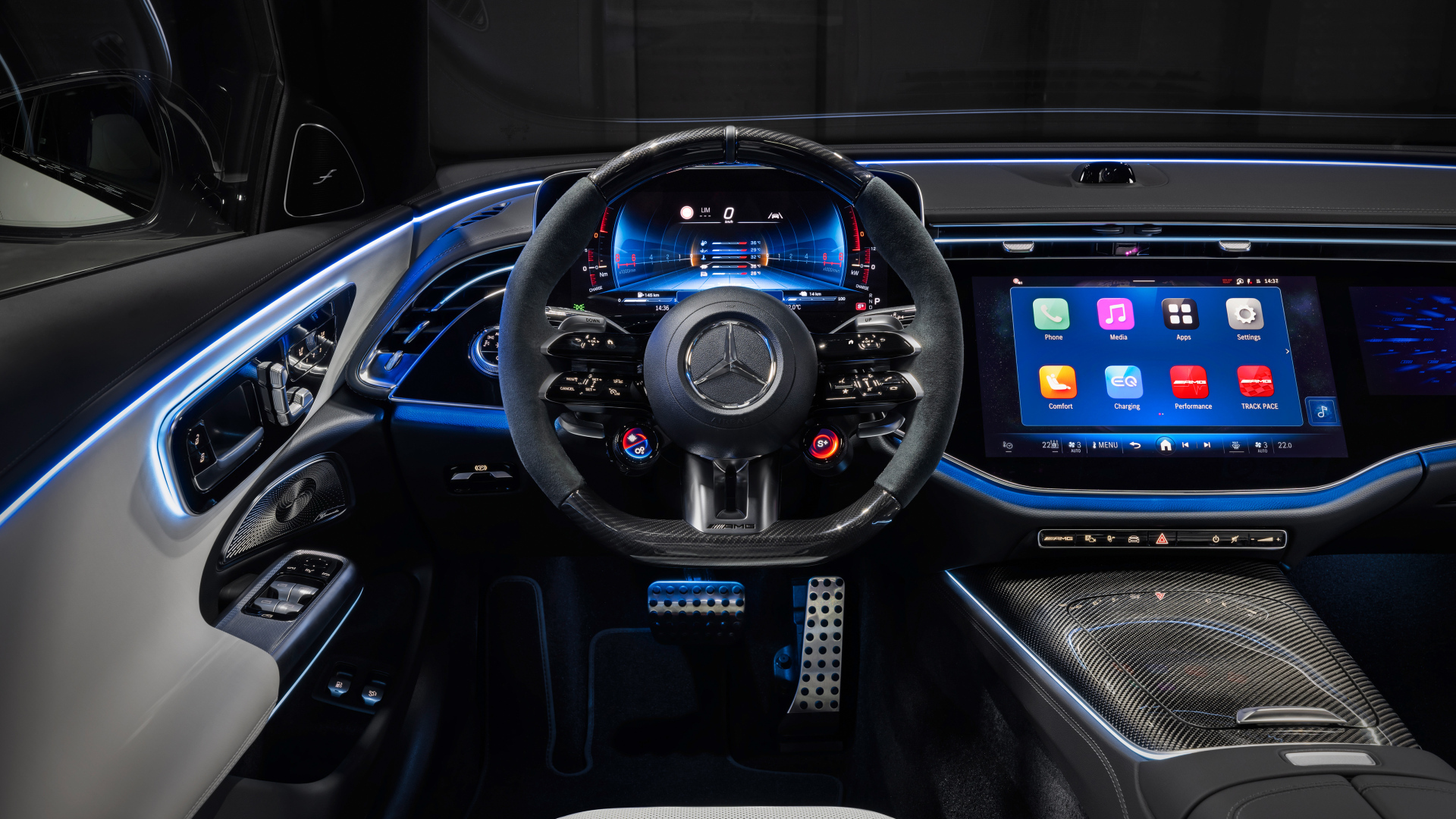 Дорогой кожаный салон автомобиля Mercedes-AMG E 53 HYBRID 4MATIC+ 2024 года