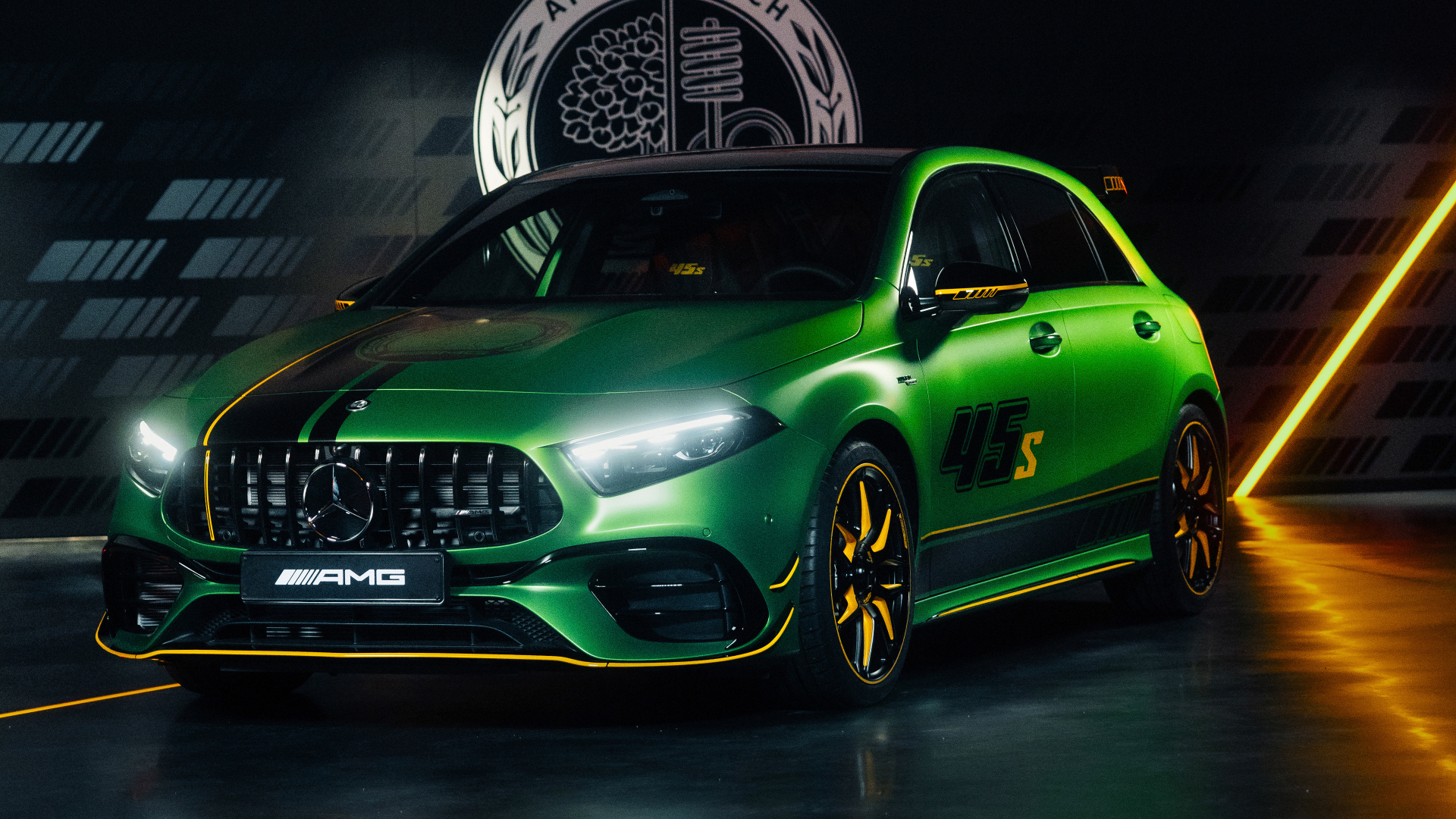 Зеленый автомобиль Mercedes-AMG A 45 S 4MATIC+ Final Edition