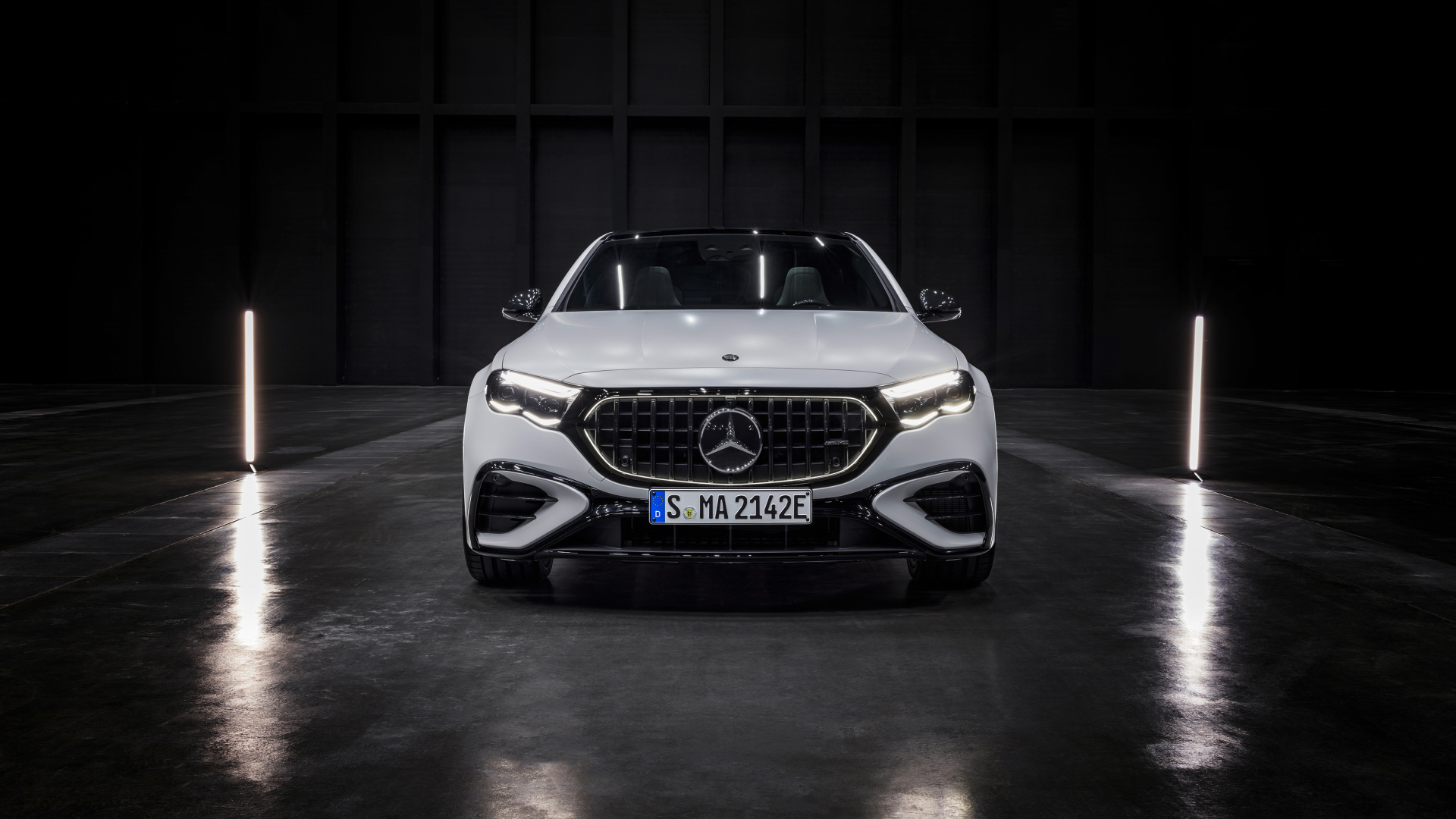 Автомобиль Mercedes-AMG E 53 HYBRID 4MATIC+ 2024 года вид спереди