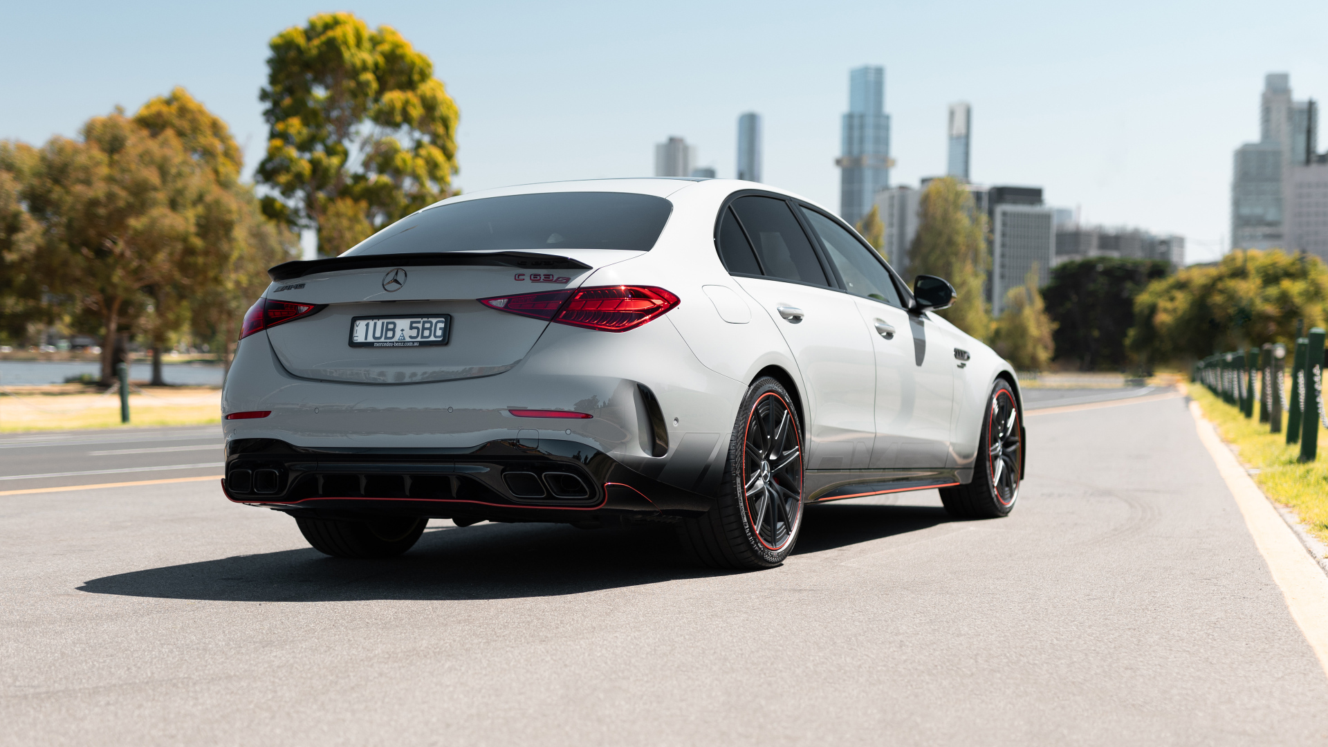 Вид сзади на автомобиль Mercedes-AMG C 63 S E Performance F1 Edition 2024  года