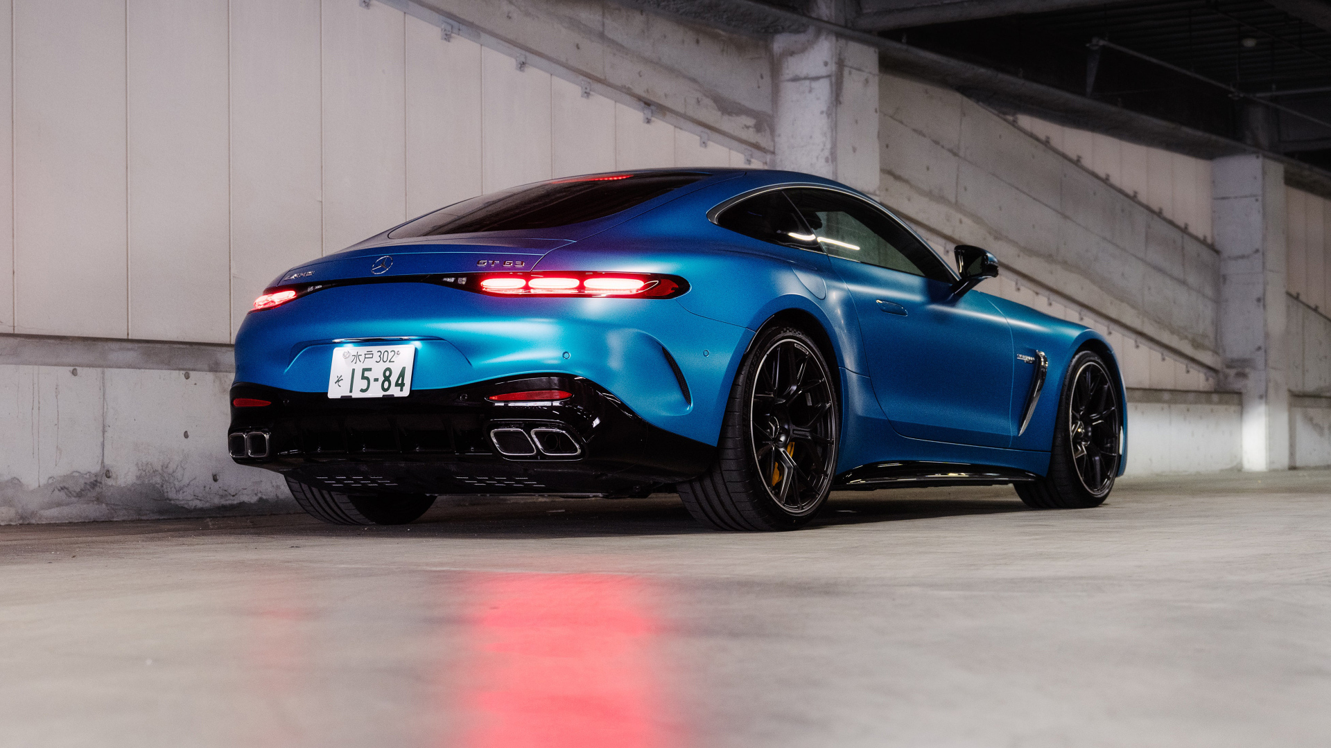 Вид сзади на синий автомобиль Mercedes-AMG GT 63 4MATIC+